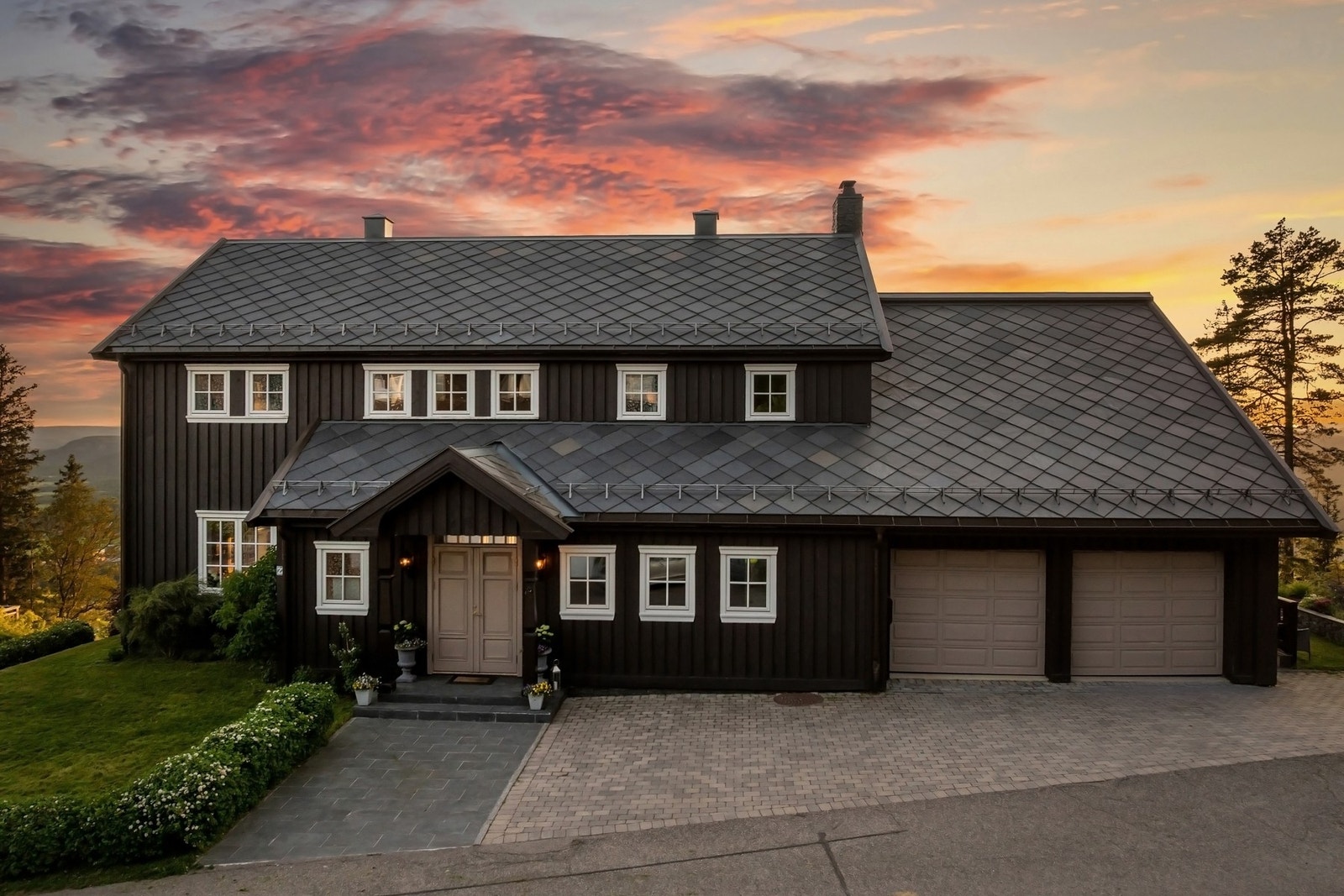 Nyere familievilla av høy kvalitet beliggende høyt og fritt til innerst i blindvei rett ved markagrensen. Galleribilde