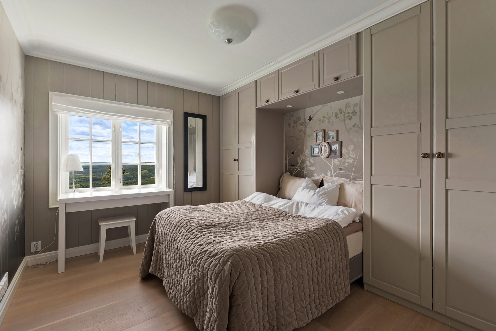 Soverom 3 med snekkerbygd innredning rundt seng. Galleribilde