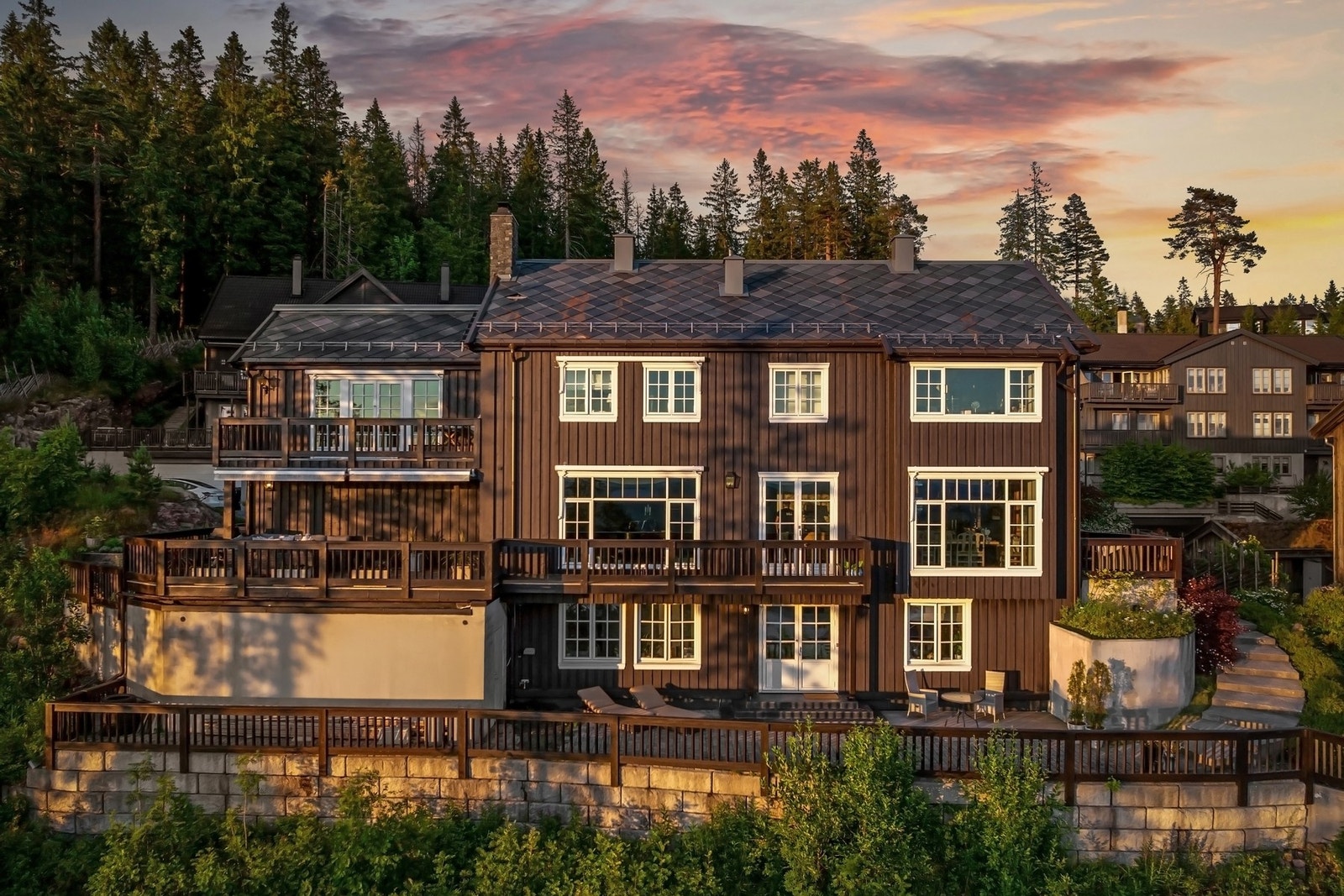 Eiendommen fremstår skjermet og privat med inngjerdet og pent opparbeidet tomt. Galleribilde