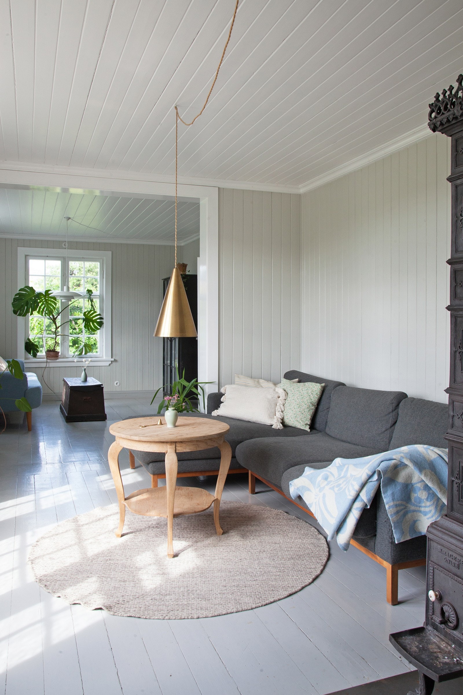 Tv-stuen oppleves lys med mye naturlig lys Galleribilde