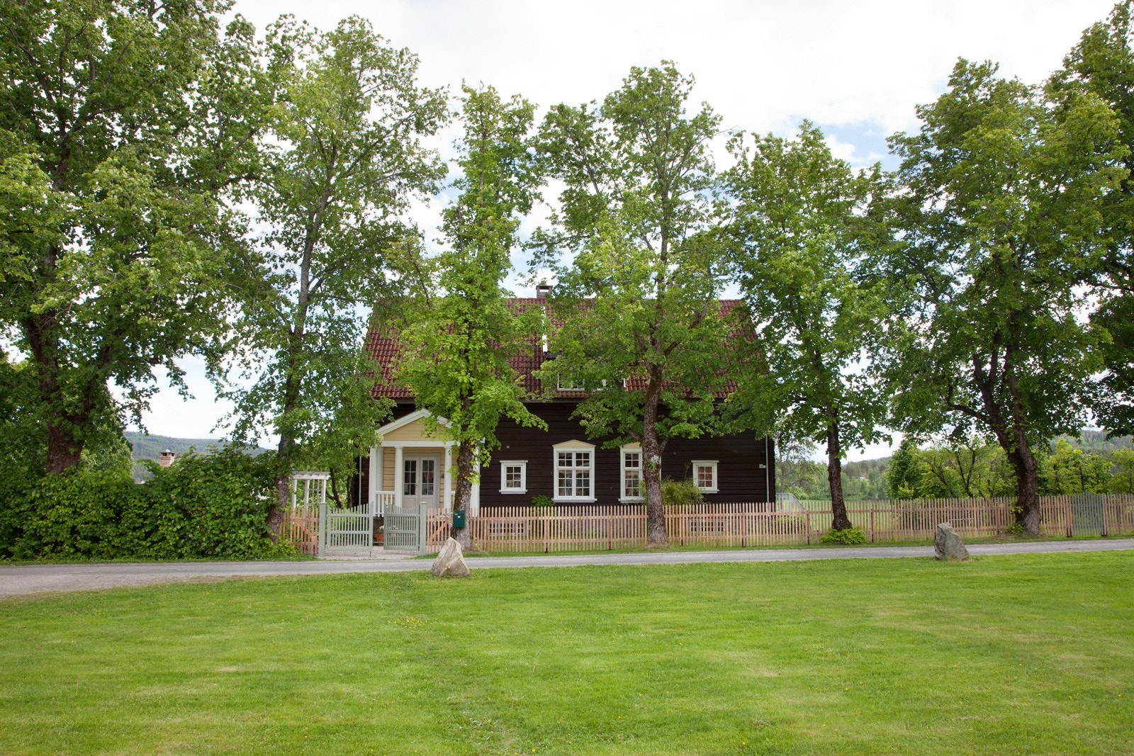 1,4 km fra Bø sentrum finner du dette idylliske gårdstunet. Tunet har et flott restaurert våningshus i tømmer fra 1923, romslig tomt med drivhus, Låve med Café og verksted og mye mer! Galleribilde