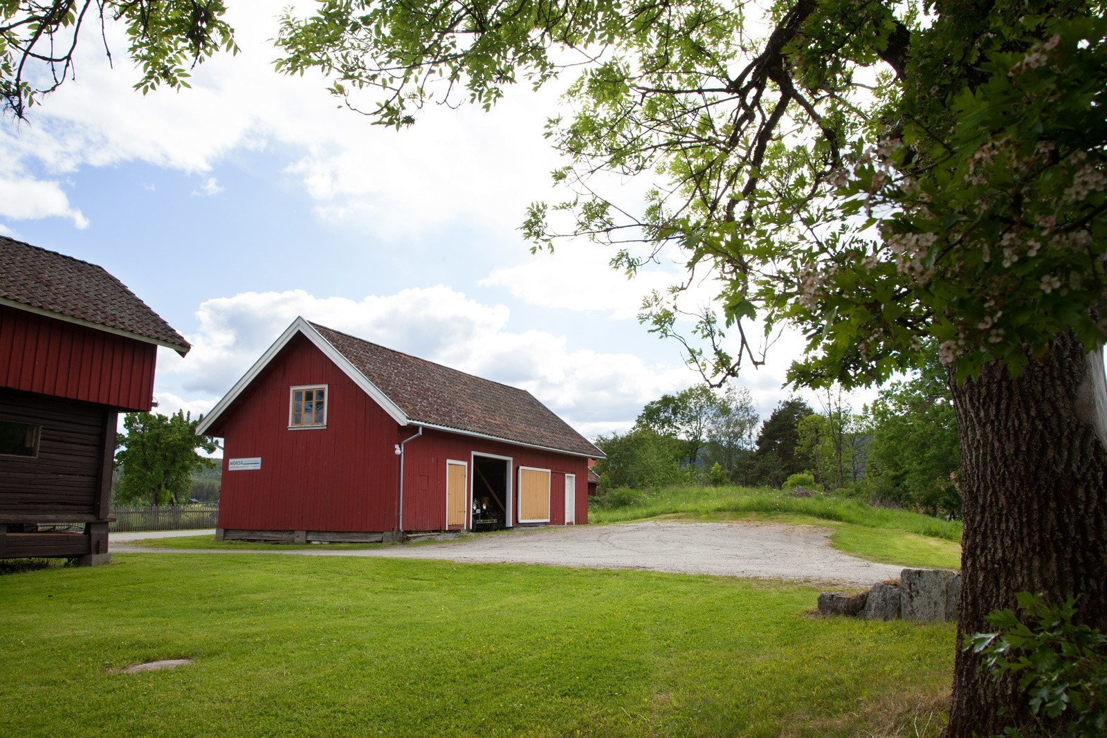 Tunet består av et våningshus, låve, stabbur, vognskjul og smie Galleribilde