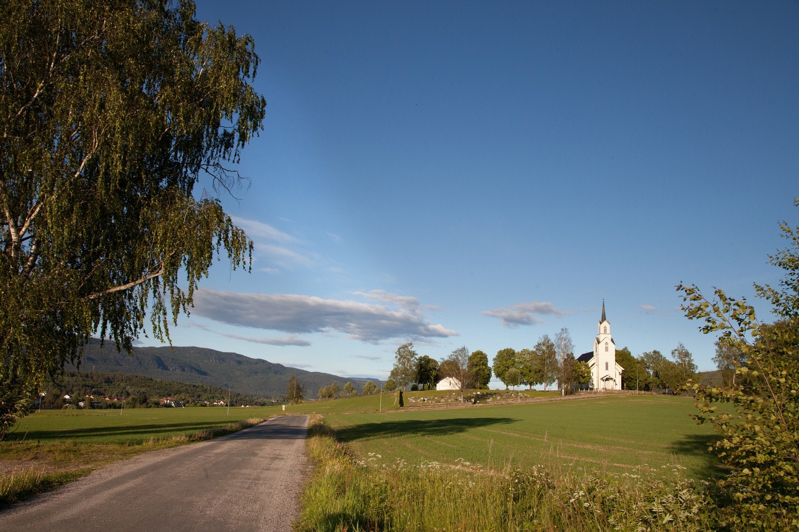Mot nord ligger Bø kyrkje Galleribilde