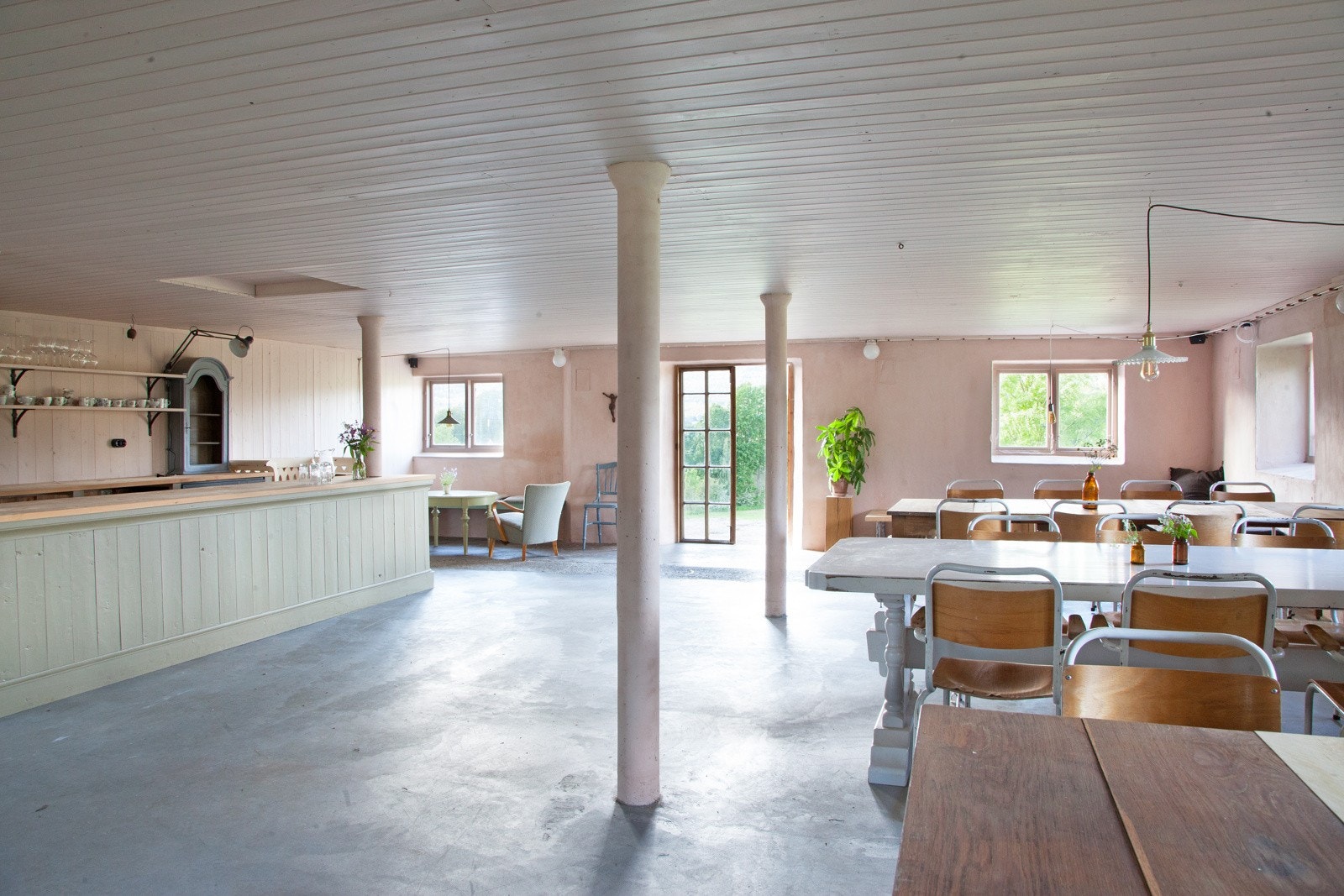 I den ene enden av låven har dagens eier innredet og bruksendret et areal for Cafédrift. Her er det bare fantasien som setter grenser! Galleribilde