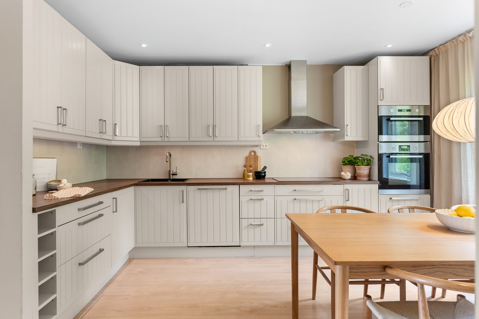 Kjøkkenet har et stilrent og tidløst design, med god plass til oppbevaring i skap og skuffer, samt rikelig benkeplass. Galleribilde