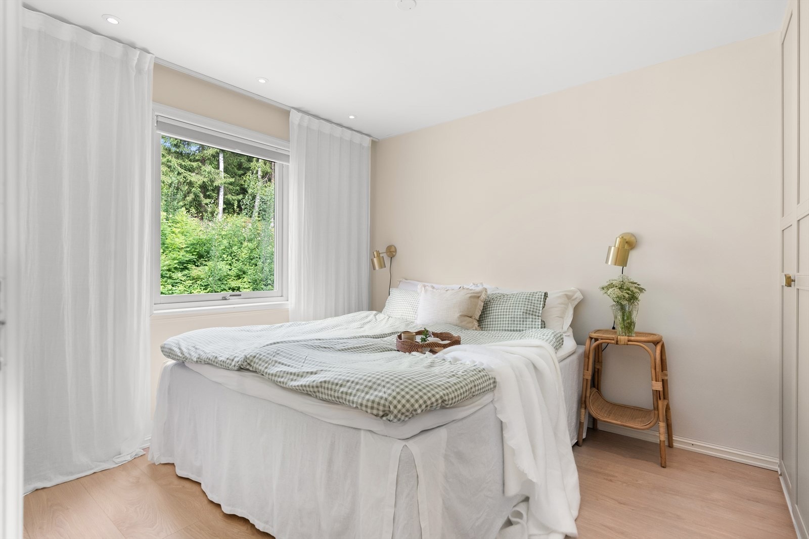 Leiligheten har to gode soverom malt i delikate fargetoner, og har rikelig med lysinnslipp via vindusflater. Galleribilde