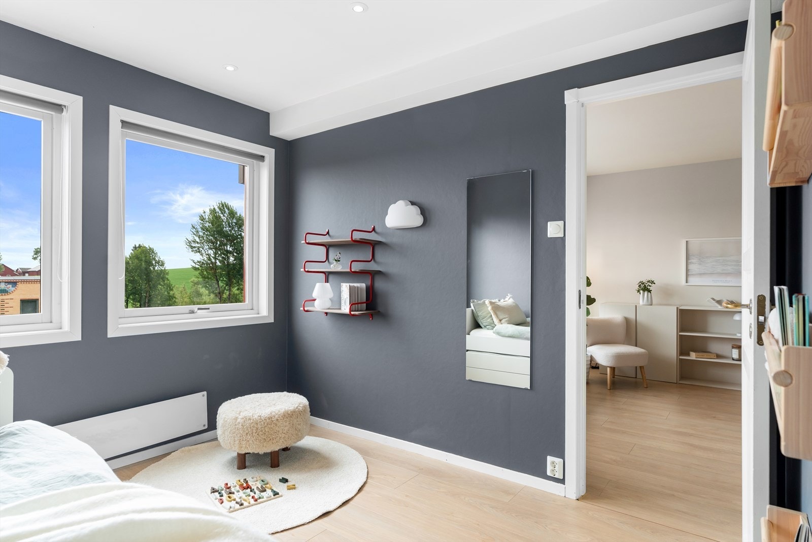 Rommet passer perfekt som barnerom, gjesterom eller et praktisk hjemmekontor. Galleribilde