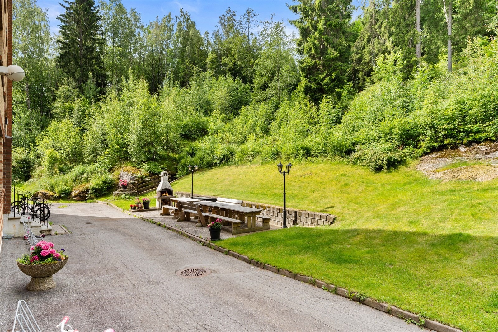 Grillplass og benker utenfor blokka gir rom for et godt naboskap! Galleribilde