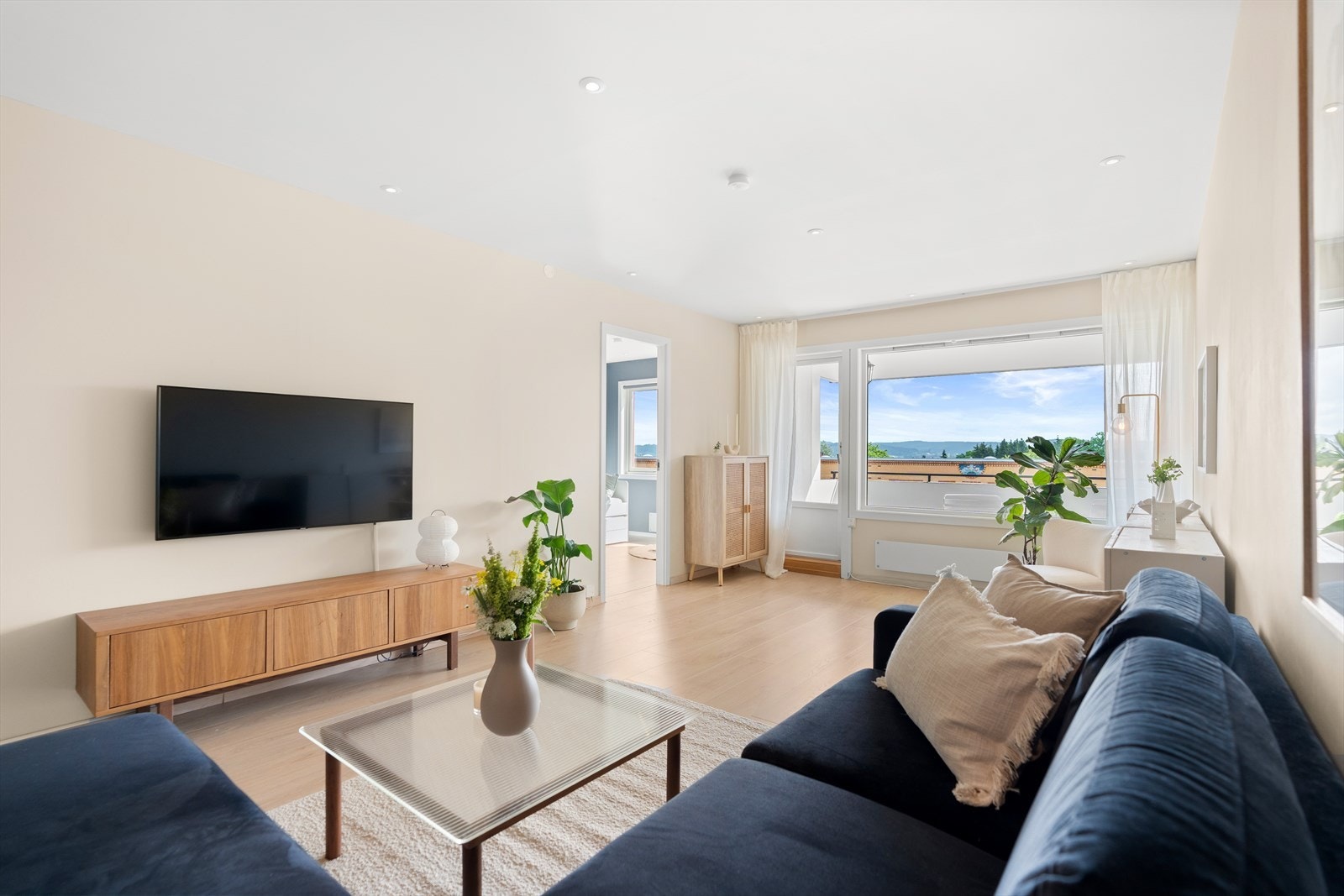 De store vindusflatene bidrar til en lys og luftig atmosfære i rommet. Galleribilde