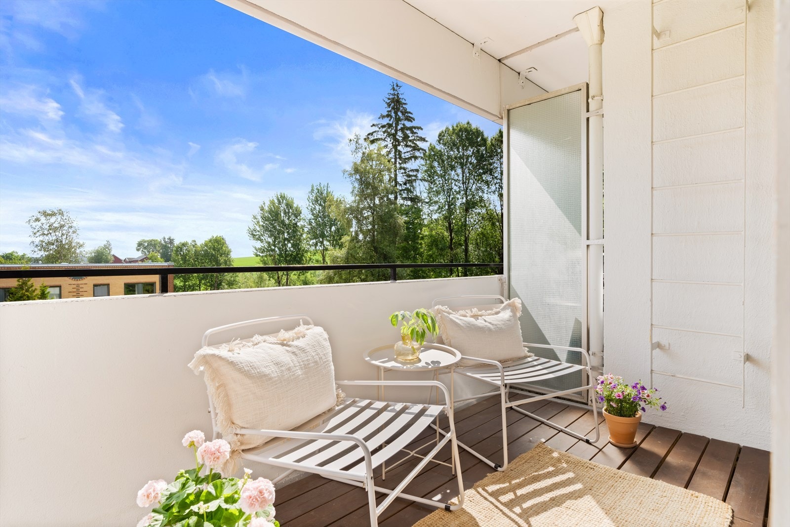 Stuen har utgang til en delikat og luftig balkong på 5 kvm. Galleribilde