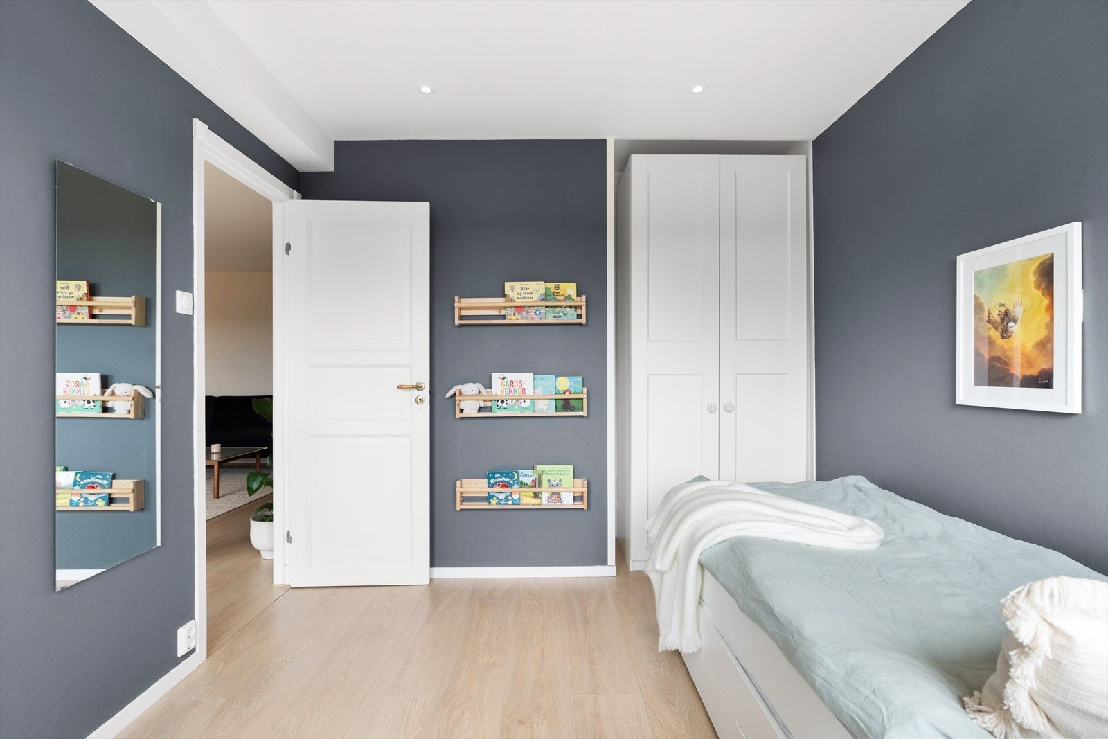 Leilighetens andre soverom har god plass til dobbeltseng, nattbord, garderobeløsninger og byr på fine muligheter for personlig innredning og dekor. Galleribilde