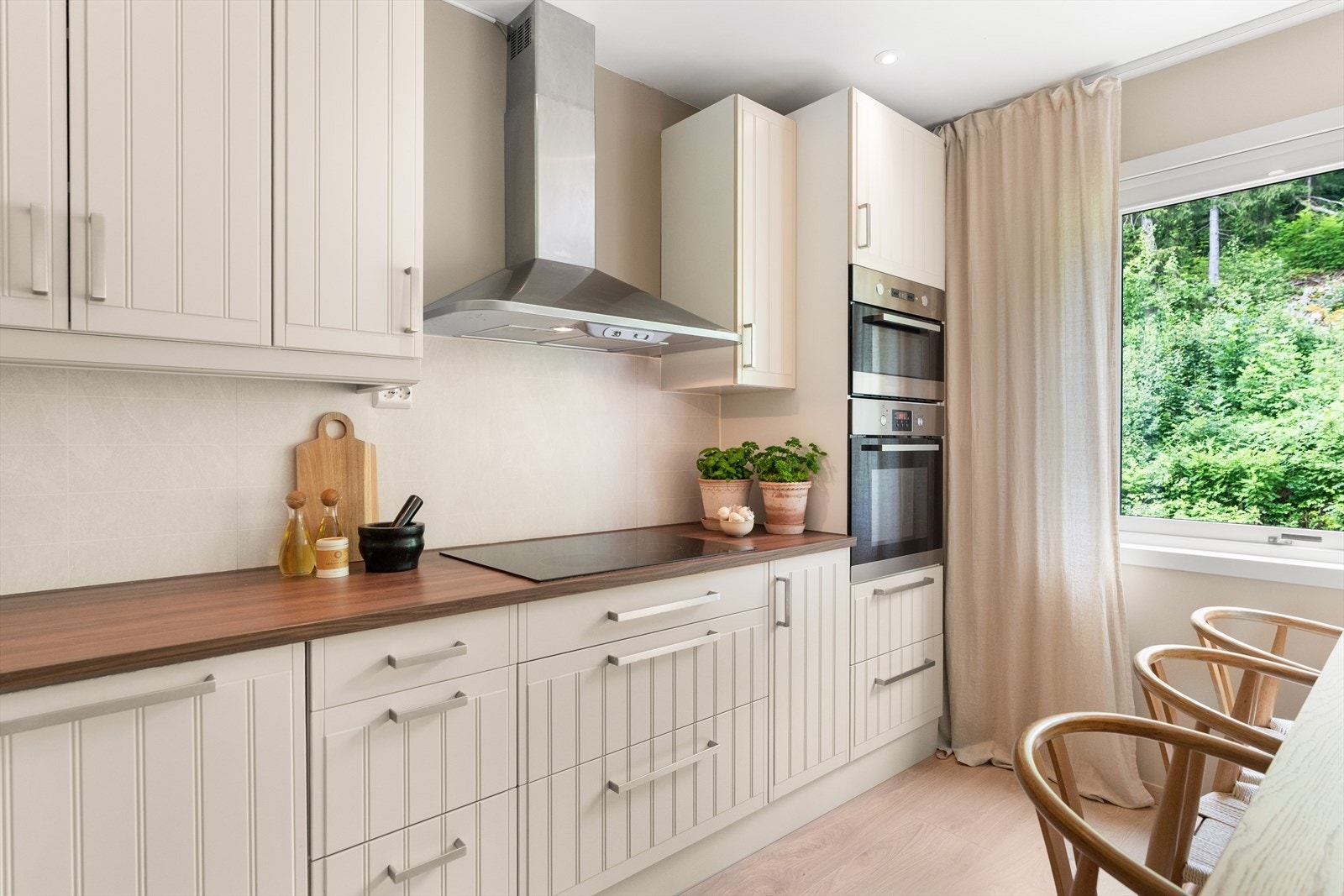 Det er god plass til et spisebord ved kjøkkenvinduet, og store vinduer gir godt arbeidslys. Galleribilde