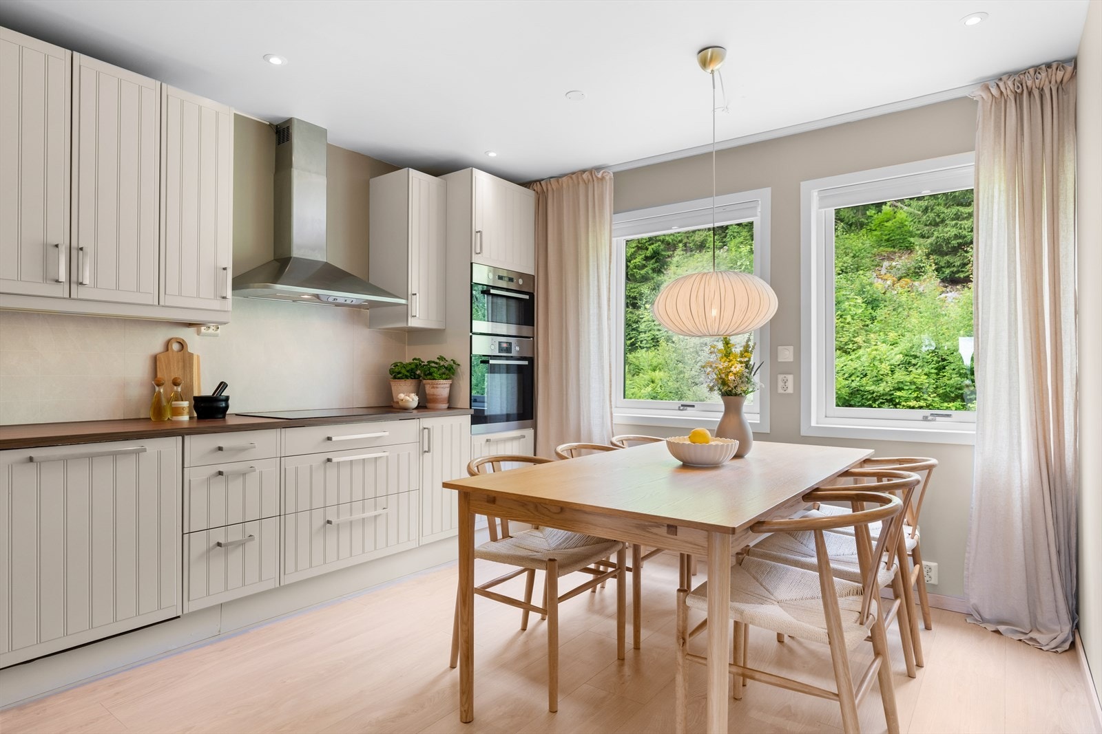 Dette er en stilren og innbydende 3-roms leilighet, beliggende i byggets 2. etasje. Galleribilde