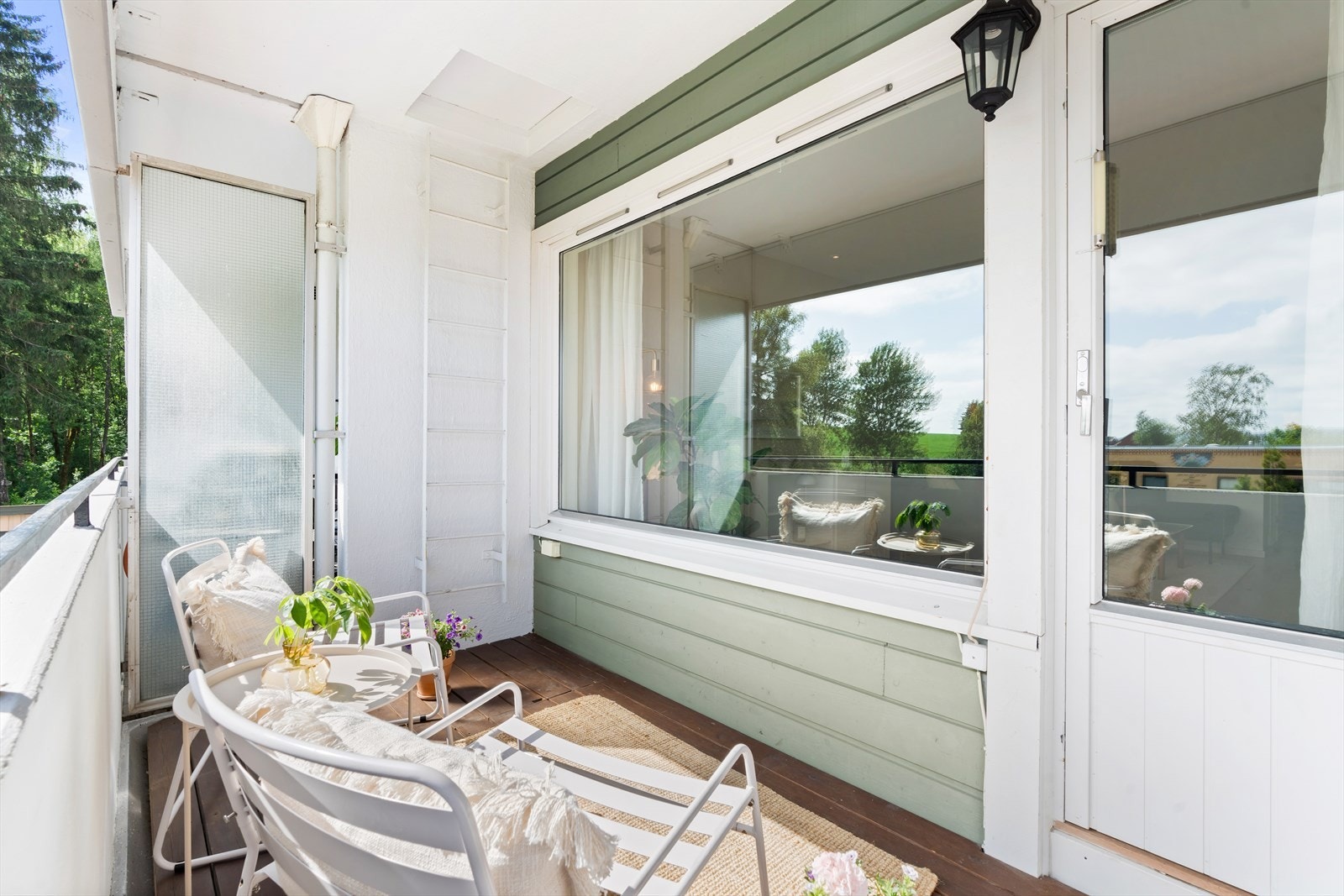 Balkongen har gode solforhold og rommer enkelt både sittegruppe, grill og planter. Galleribilde