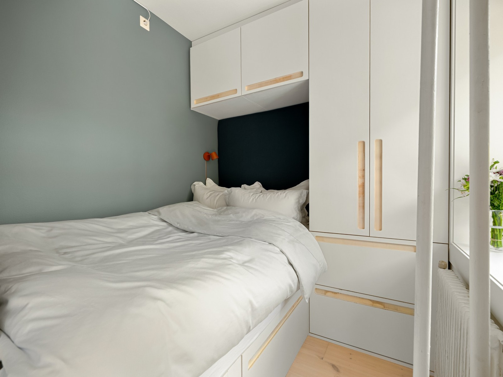 Rommet er optimalisert, med garderobe bygget i kvalitetskryssfinér av poppel. Alle skuffer og dører er utført med softclose. Galleribilde