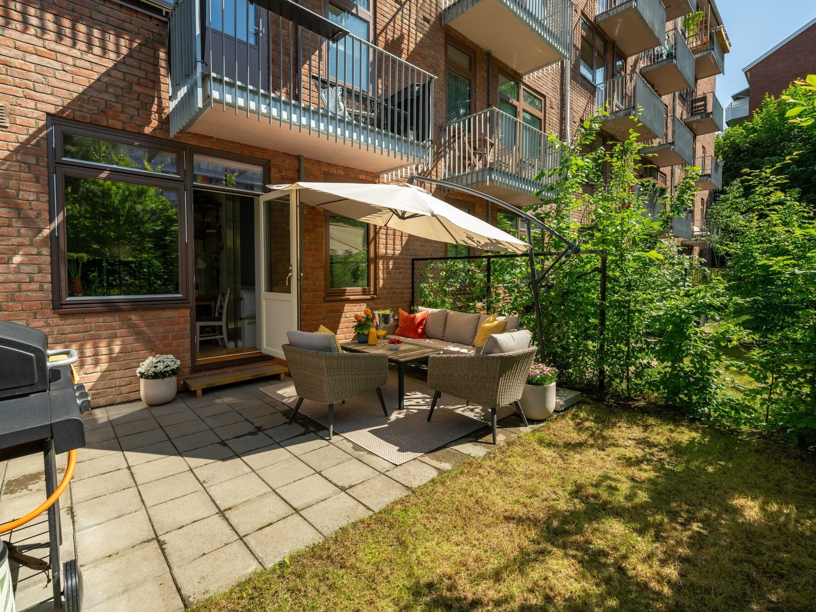 Uteplassen er vestvendt og det er sol fra ca. 13 til 19:30-tiden sommerstid. Galleribilde