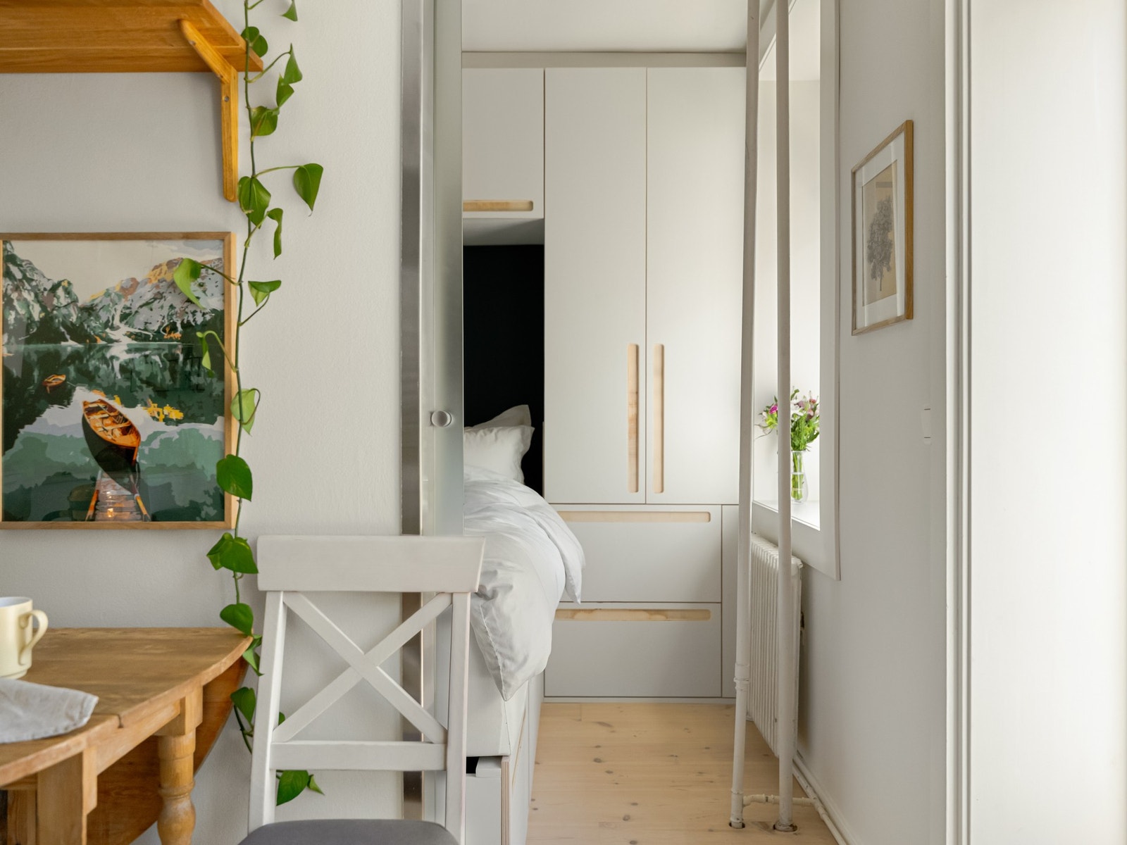 Fra stuen er det adkomst til leilighetens soverom. Galleribilde