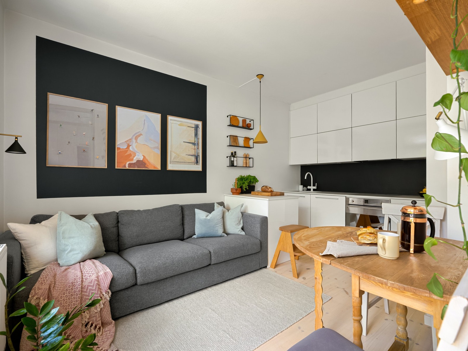 Kjøkken og stue er i åpen løsning, med et kjøkken som virkelig utnytter den gode takhøyden til oppbevaring. Galleribilde