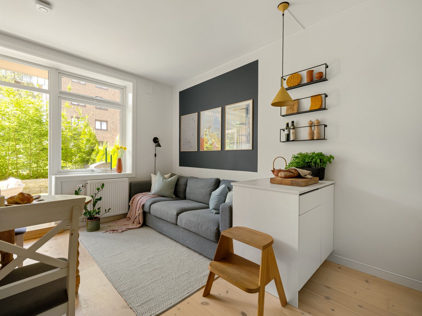 Leiligheten oppleves som lys og luftig, og med en planløsning som virkelig utnytter hver kvadratmeter på en god måte. Galleribilde