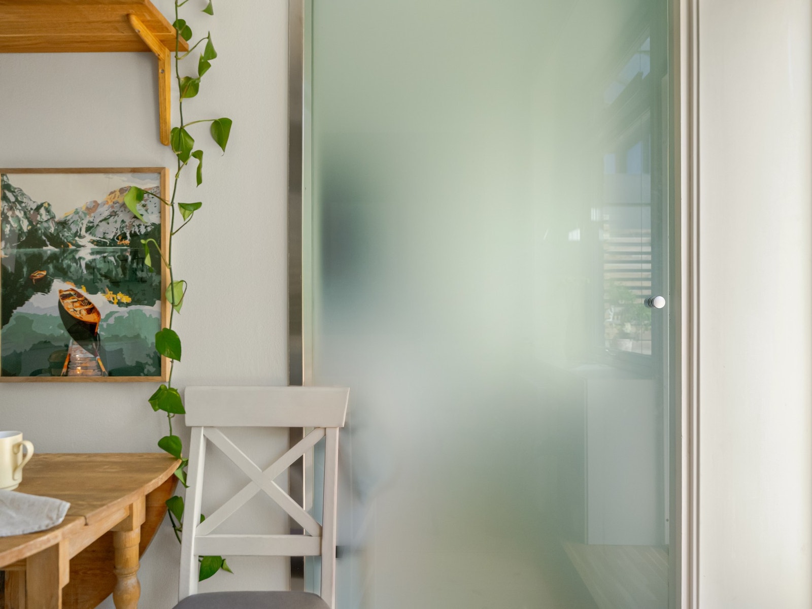 Når du ønsker å lukke døren mellom soverom og stue, gjøres dette med denne praktiske skyvedøren i frostet glass. Galleribilde