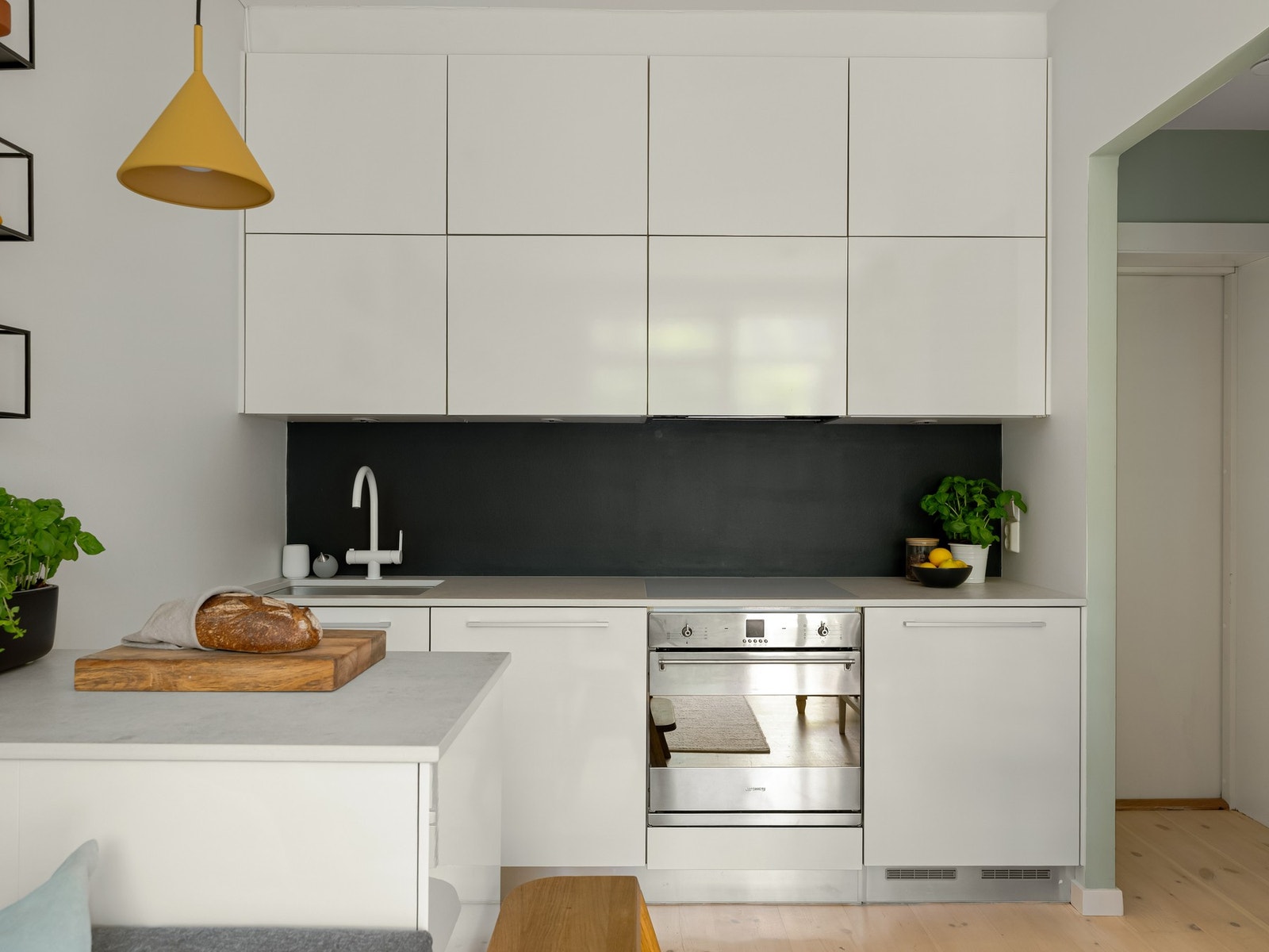 Kjøkkenet er fra 2006, og har fått en god dose kjærlighet i 2022 med ny keramisk benkeplate, underlimt vask, blandebatteri, platetopp og kjøkkenøy. Galleribilde