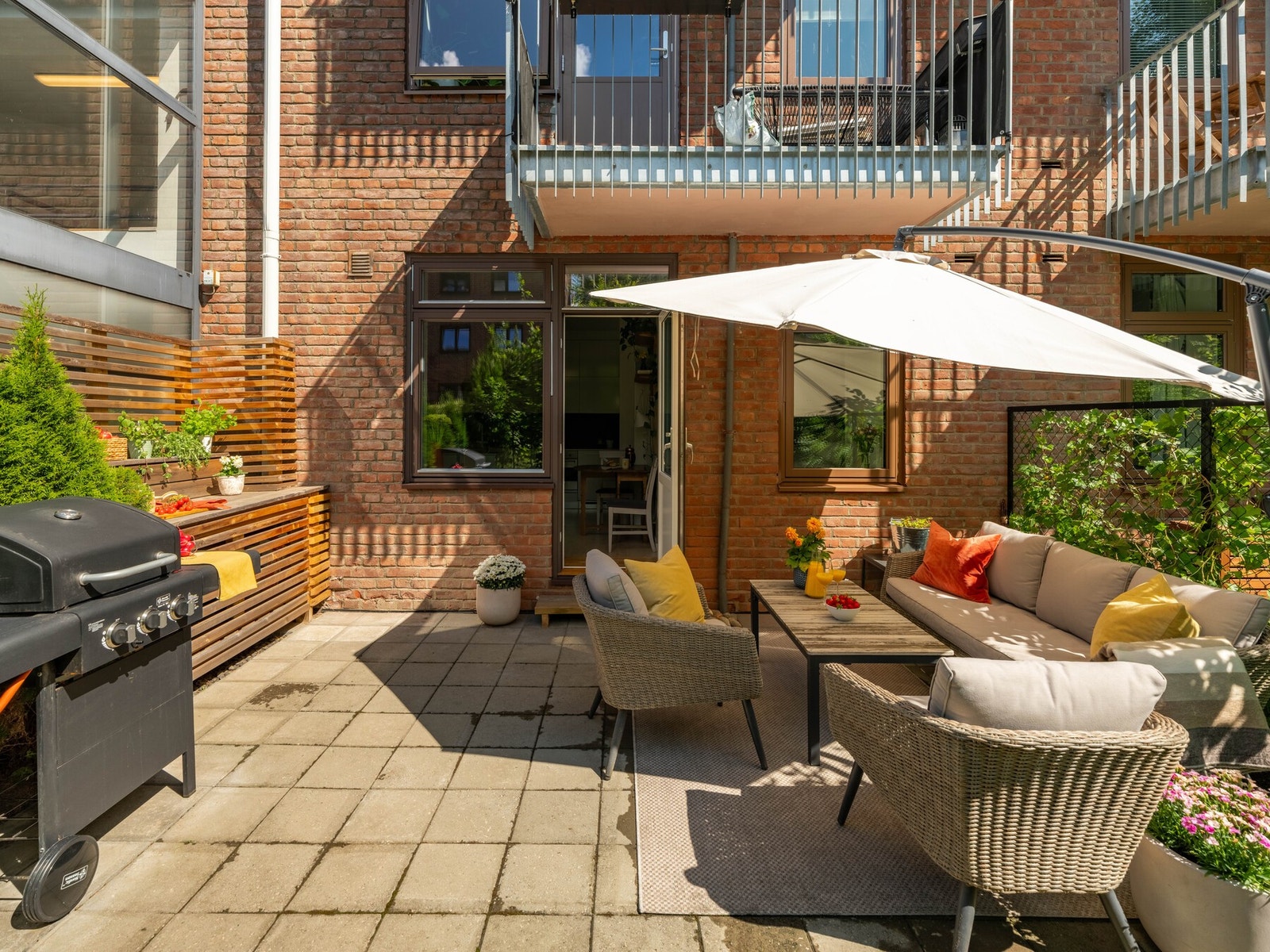 Markterrassen er belagt med heller. Her har du altså 13 gode kvm til å kose deg på, i tillegg til plenen som gir ytterligere plass. Totalt har du hele 22 kvm! Galleribilde