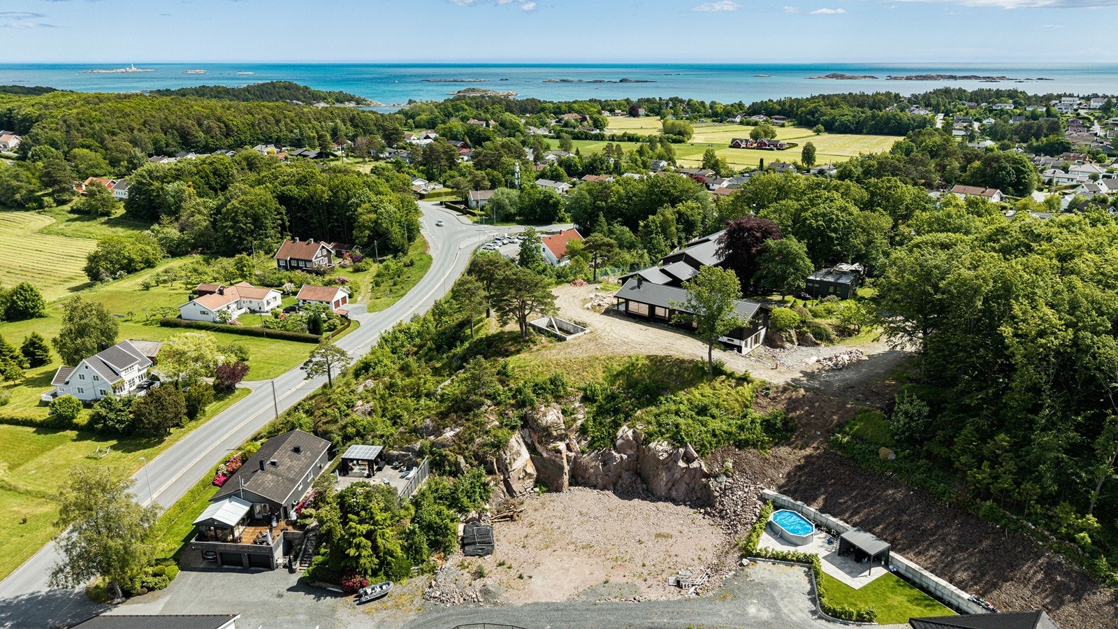 Tomt i populære Teisendal på Fevik, tomten er godkjent for oppføring av en enebolig. Galleribilde