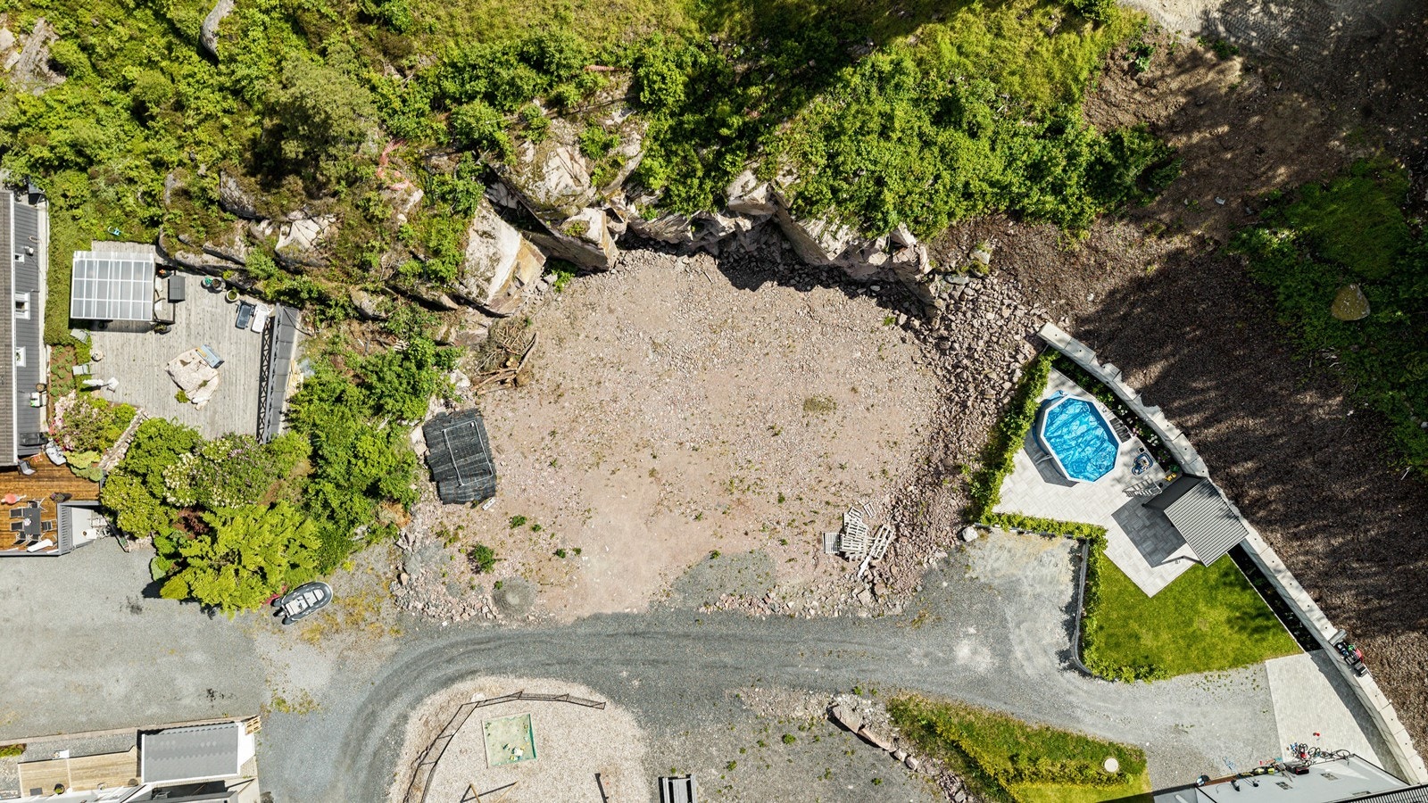 Tomten er sentralt beliggende i hyggelig boligstrøk. Galleribilde