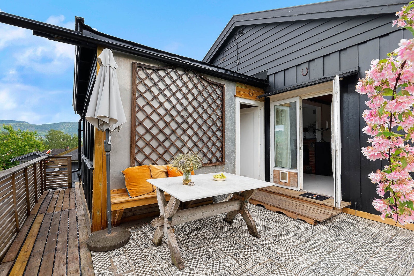 Fra stuen har du adkomst til en terrasse som måler heler 18 kvm Galleribilde