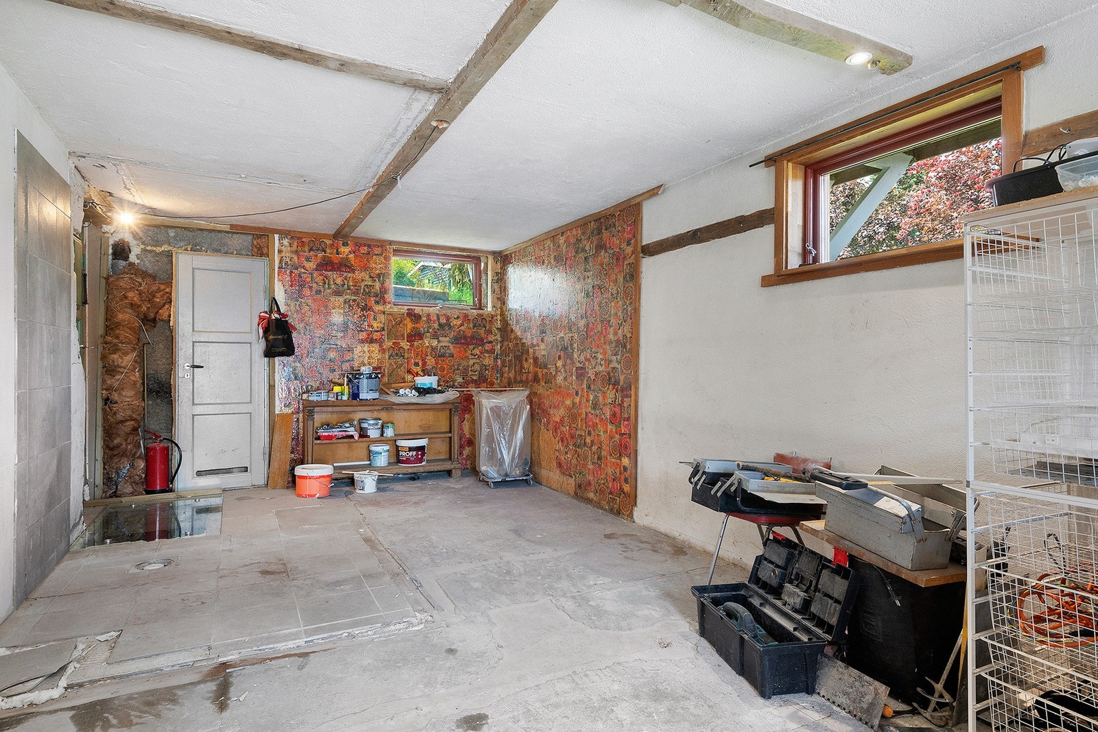 Boligen har en stor bod som byr på gode oppbevaringsmuligheter Galleribilde