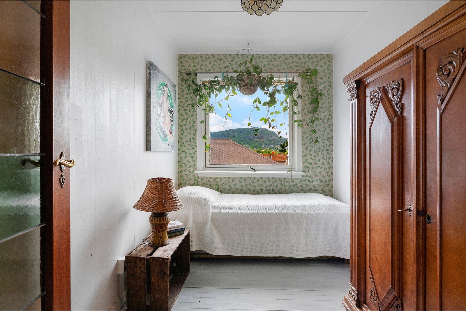 Soverom 2 er også av god størrelse med plass til dobbelseng, nattbord og ønsket garderobeløsning Galleribilde