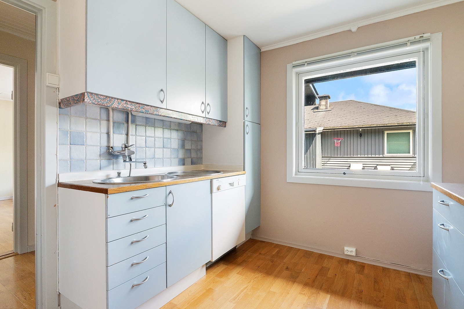 Utleiedelen har et stort kjøkken med glatte fronter Galleribilde