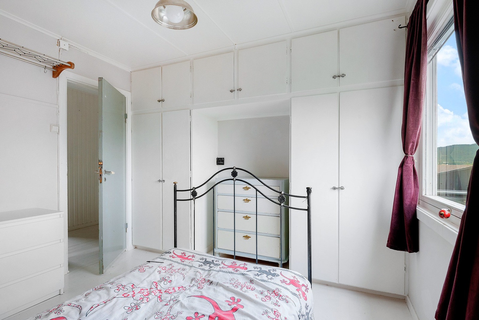 Soverommet har innebygd garderobeløsning som byr på gode oppbevaringsmuligheter for klær og sko m.m. Galleribilde