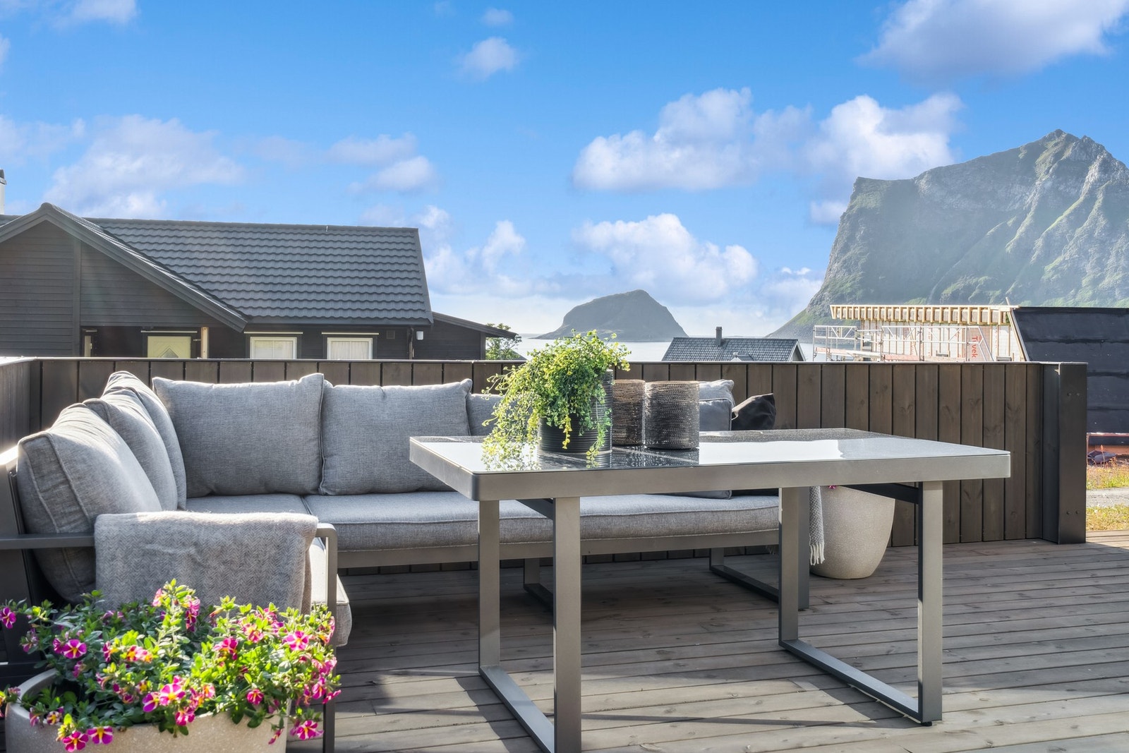 Her kan du sitte og nyte utsikten til et bedre måltid. Enkelt med verandadør ut fra kjøkkenet. Galleribilde