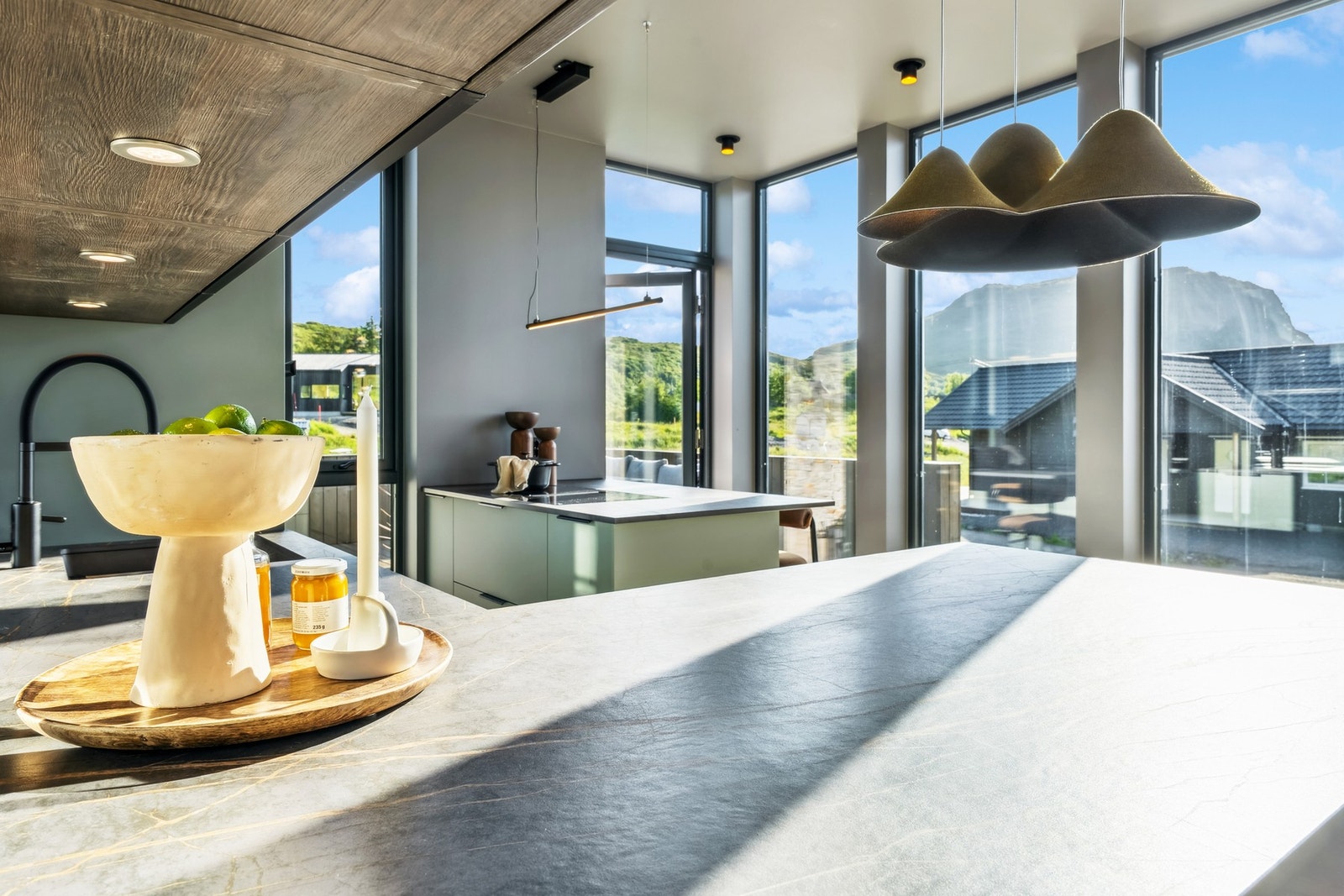 Kjøkken byr også på en fantastisk utsikt, og den åpne løsningen mot stuen gjør det enkelt å være sosial mens man lager mat. Galleribilde