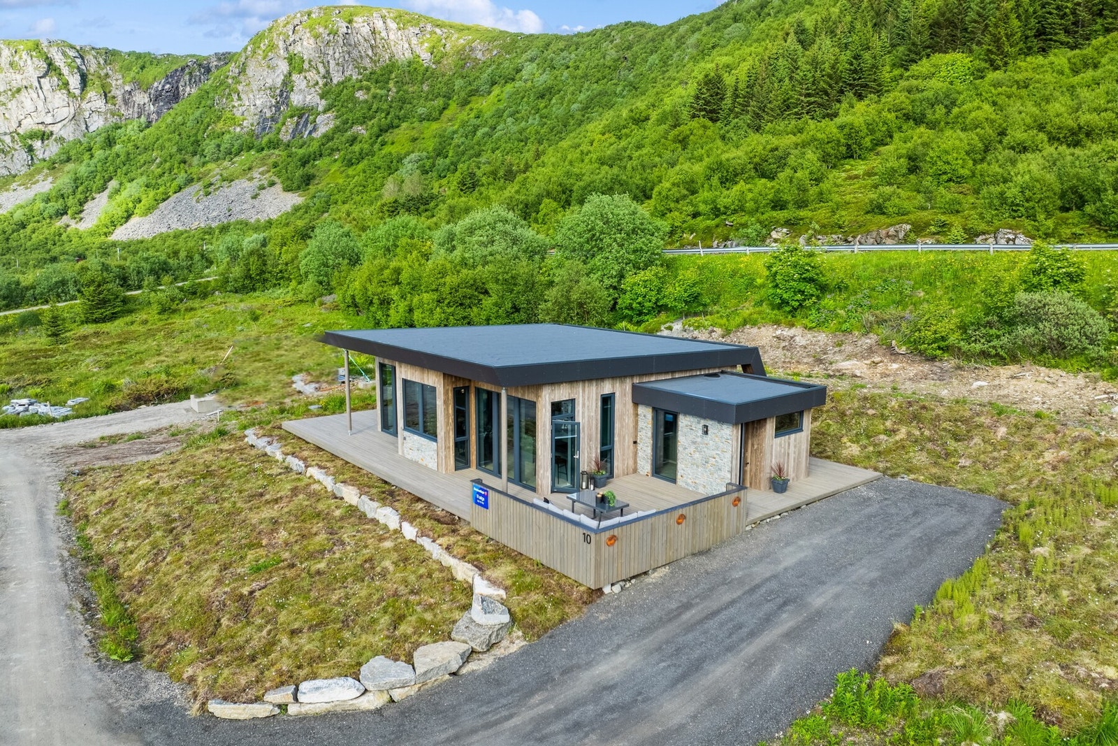 Ligger idyllisk til i det attraktive Vågan hyttefelt, med storslått vestvendt utsikt mot Lofothavet. Her får du en sjelden kombinasjon av komfort og naturopplevelser, med kort vei til den populære Hauklandstranda. Hytten er innflytningsklar og venter bare Galleribilde