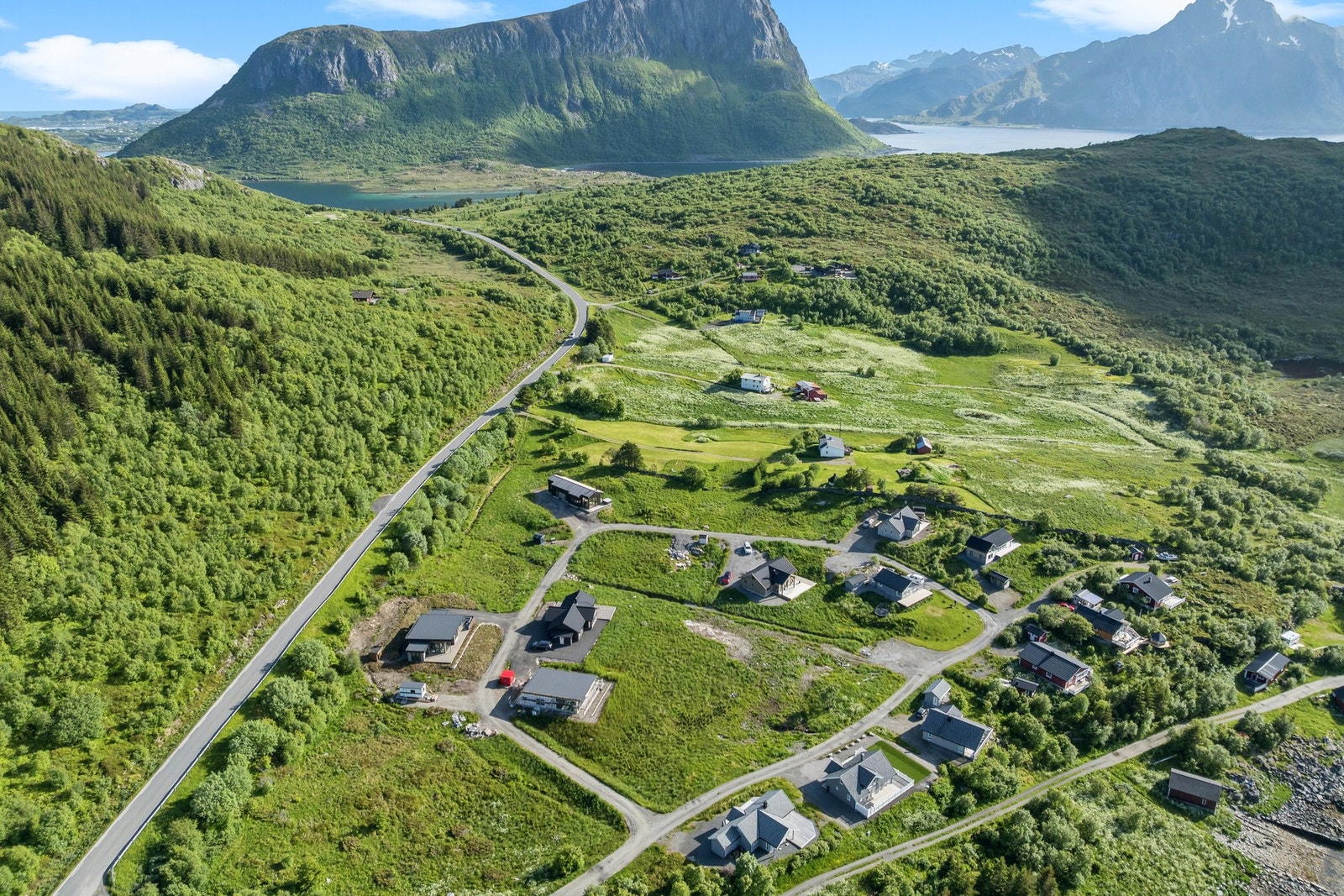 Spektakulær fritidsbolig fra 2025 med alt på ett plan som inneholder entrè, gang, stue, kjøkken, 3 soverom, bad/vaskerom og badstue. Galleribilde