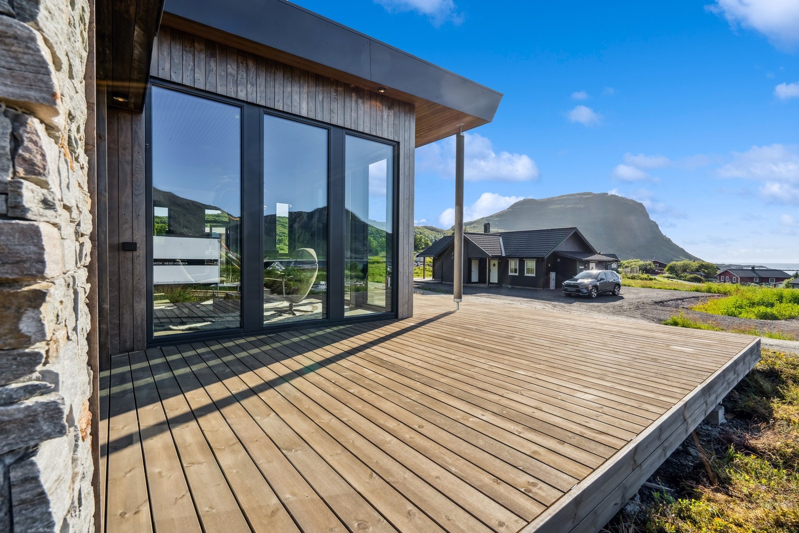 Terrasse rundt hele framsiden av huset og noe på siden, slik at du kan flytte deg etter sola. Galleribilde