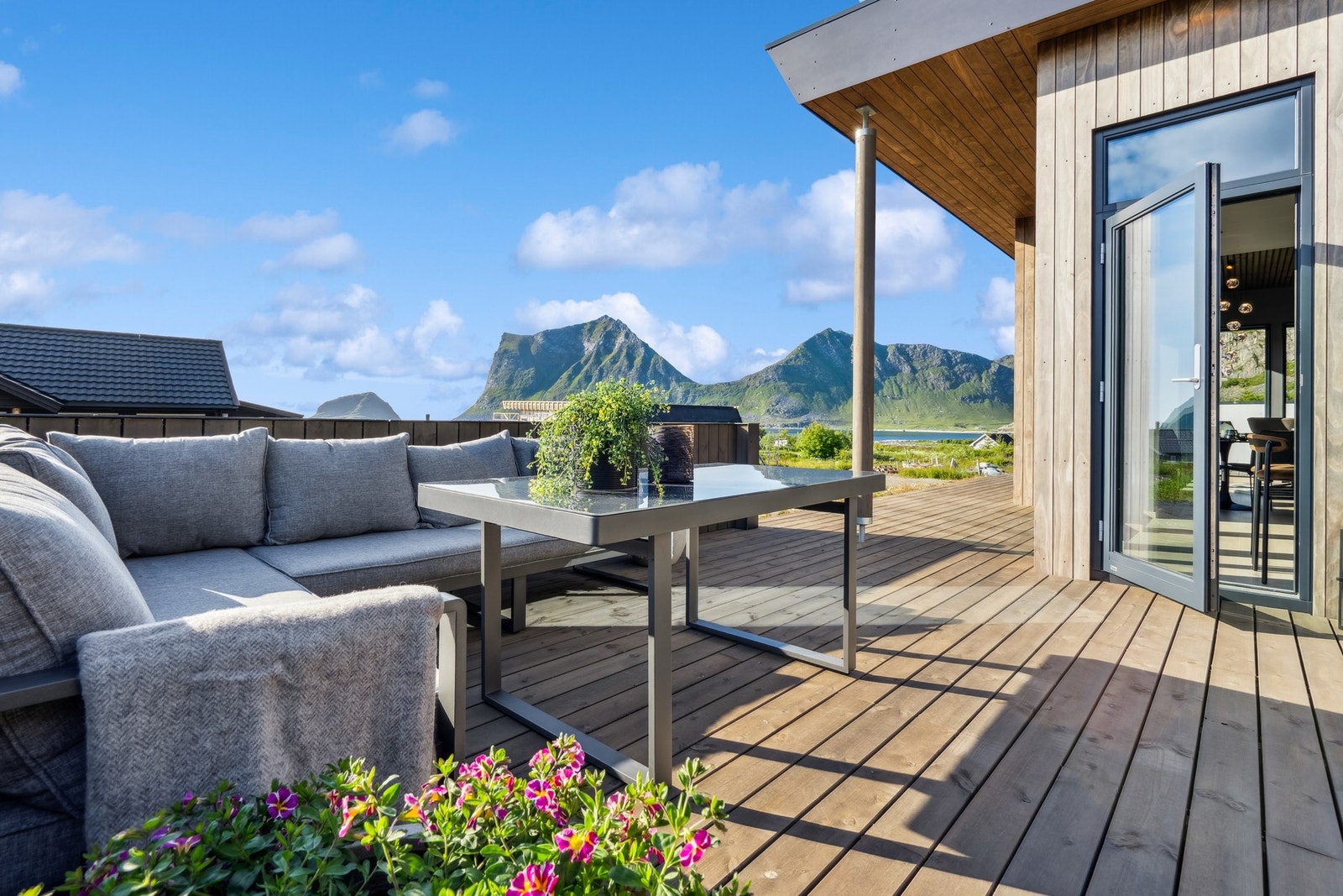 Et flott og romslig uteområde hvor du kan flytte deg etter sola og nyte utsikten mot storhavet, Lofotfjell og populære Hauklandstranda. Galleribilde