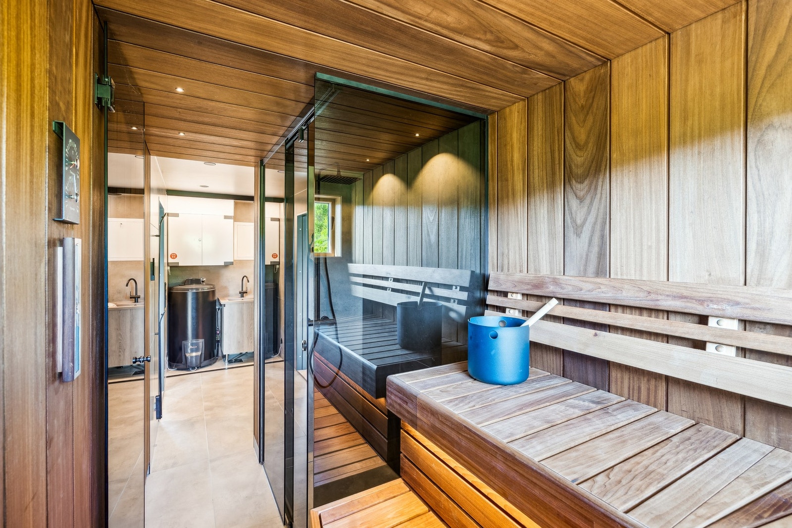 Her kan du nyte gode tider i din egen badstue. Her med ledstriper under benkene. Galleribilde