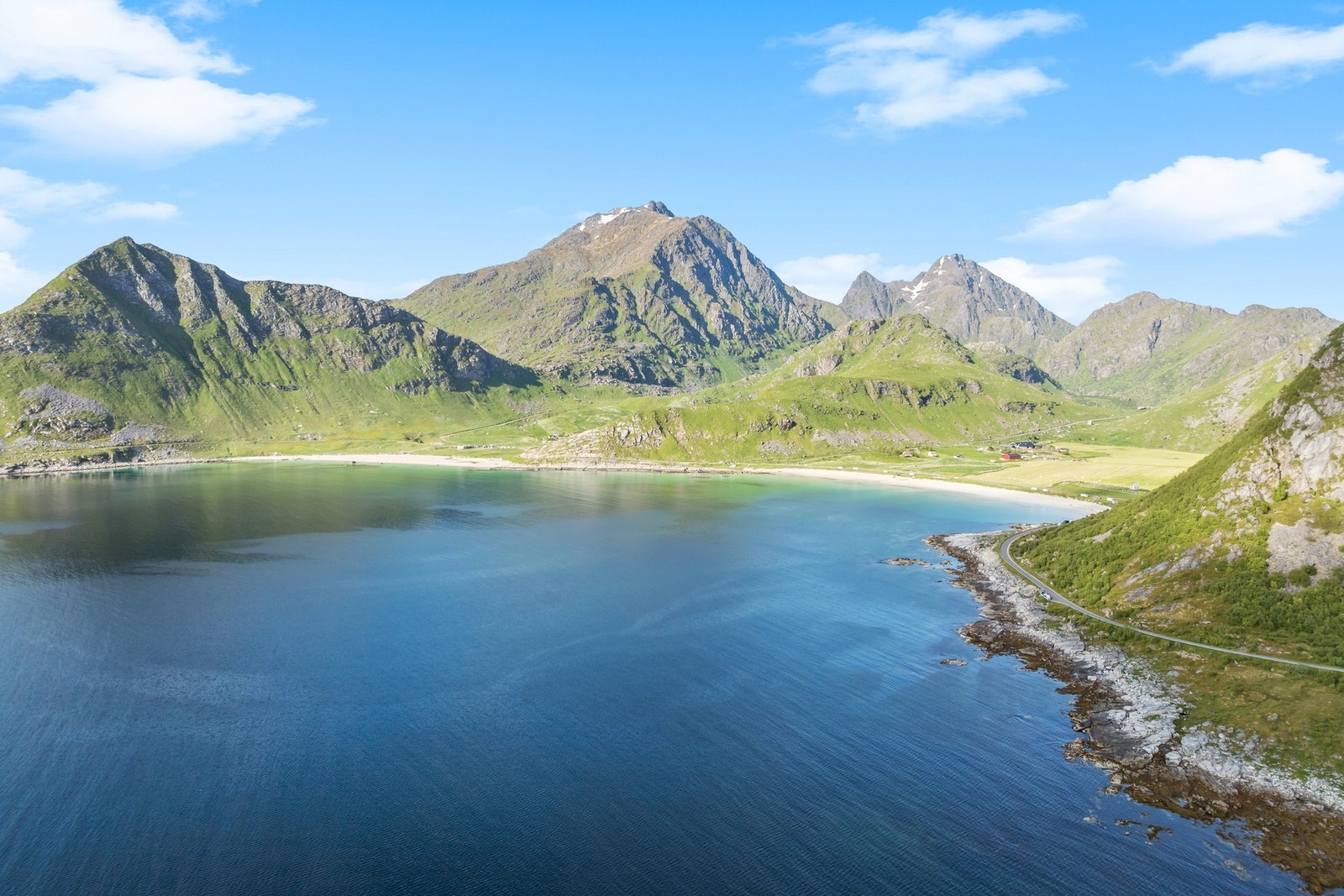 Flere av Lofoten sine beste strender er like ved. Enestående området. Galleribilde