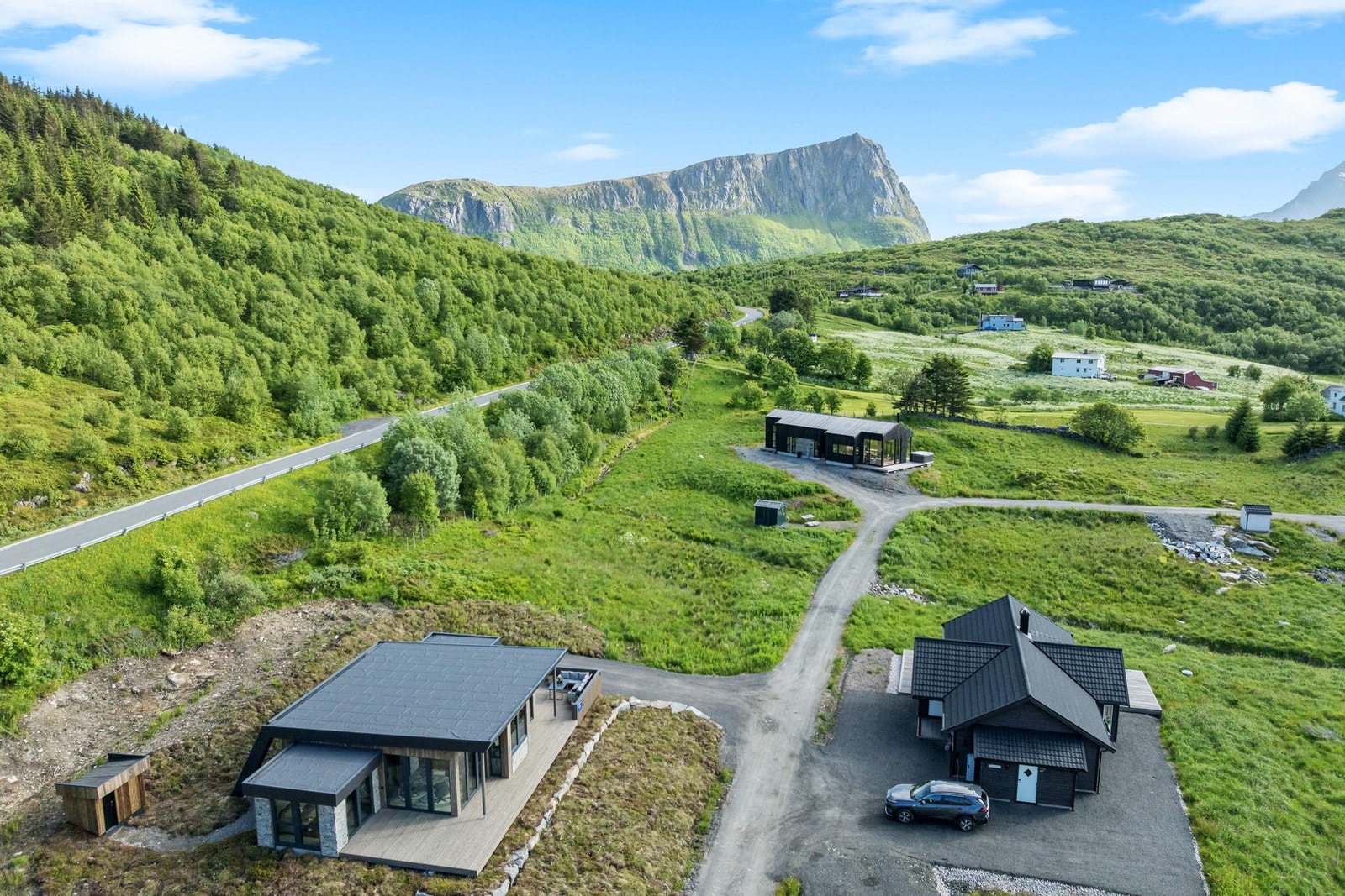 Eiendommen ligger ca. 10km fra kommunesenteret Leknes, her finner du skoler, barnehager, Lofotsenteret, legesentre, kafeer og mye mer! Galleribilde