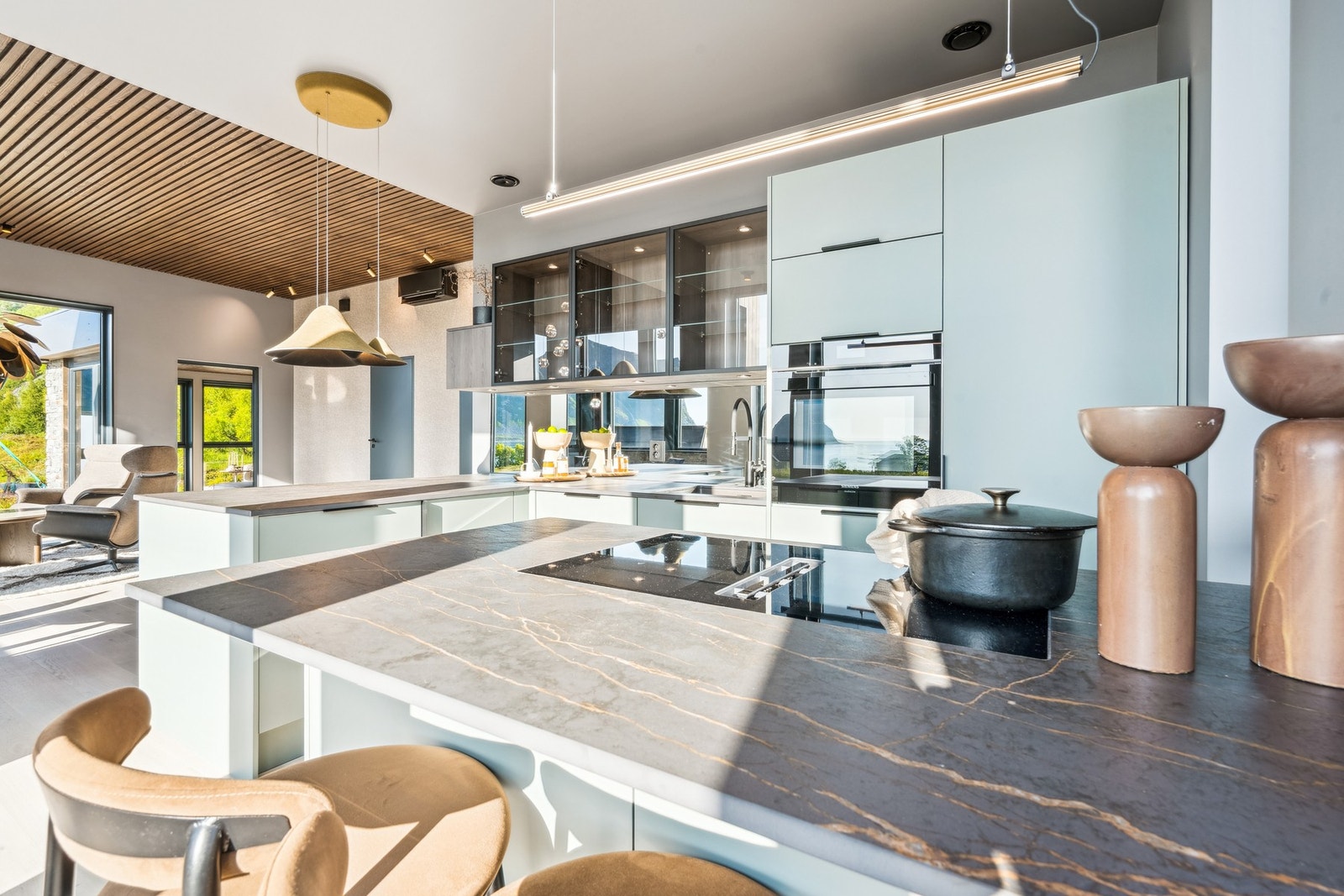 En flott kjøkkenøy med integrert platetopp. Benkeplate i slitesterk og eksklusiv eide stein. Galleribilde