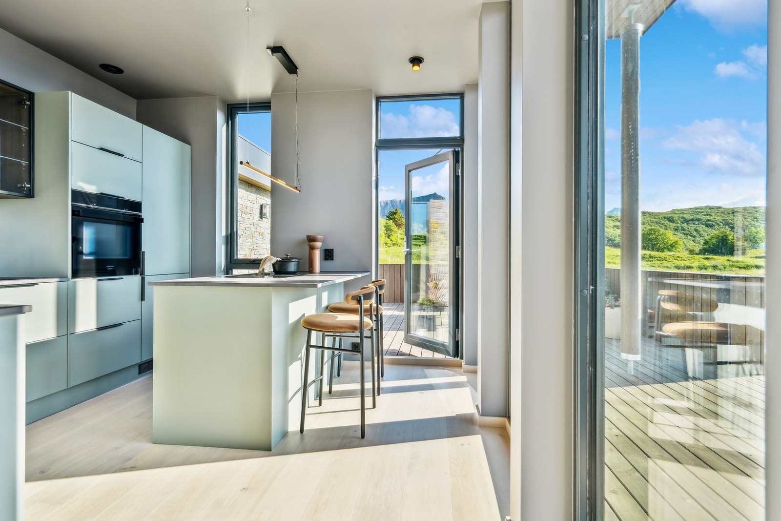 Kjøkkenet medfølger integrerte hvitevarer som Induksjonstopp, kombiskap, stekeovn og oppvaskmaskin. Galleribilde