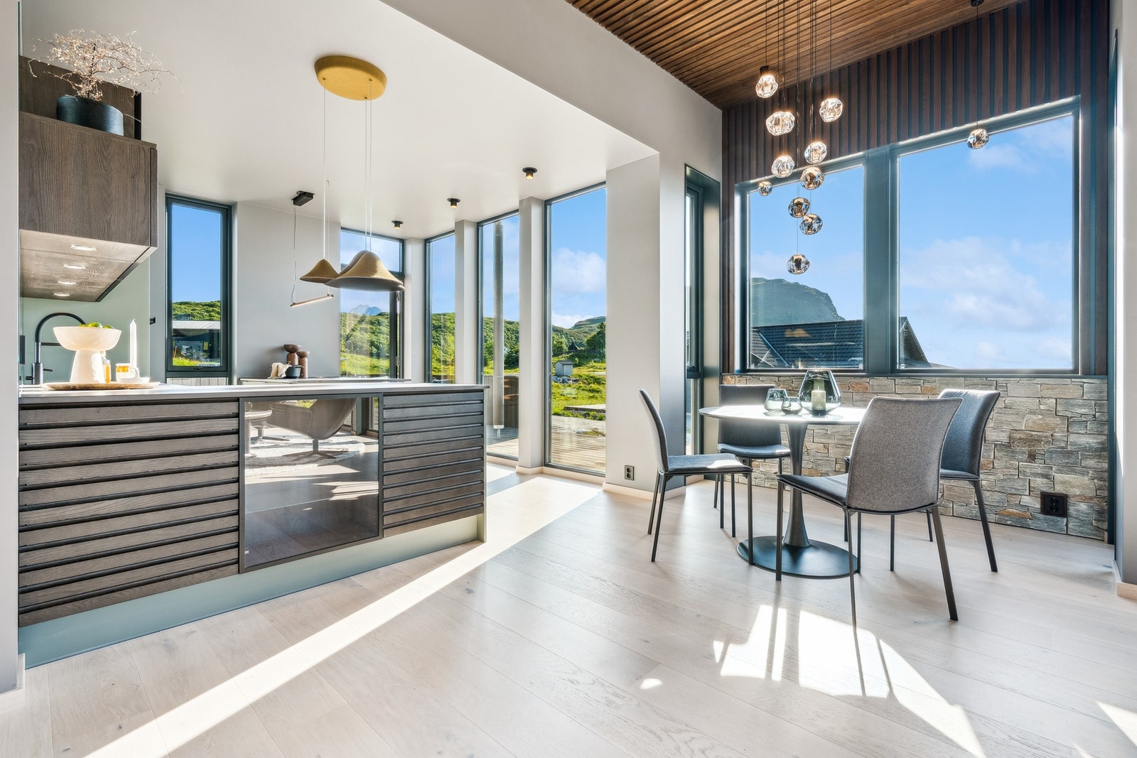 Også store vindusflater her for maksimal utnyttelse av utsikt og lys inn i rommet. God plass til ønsket spisemøblement. Galleribilde