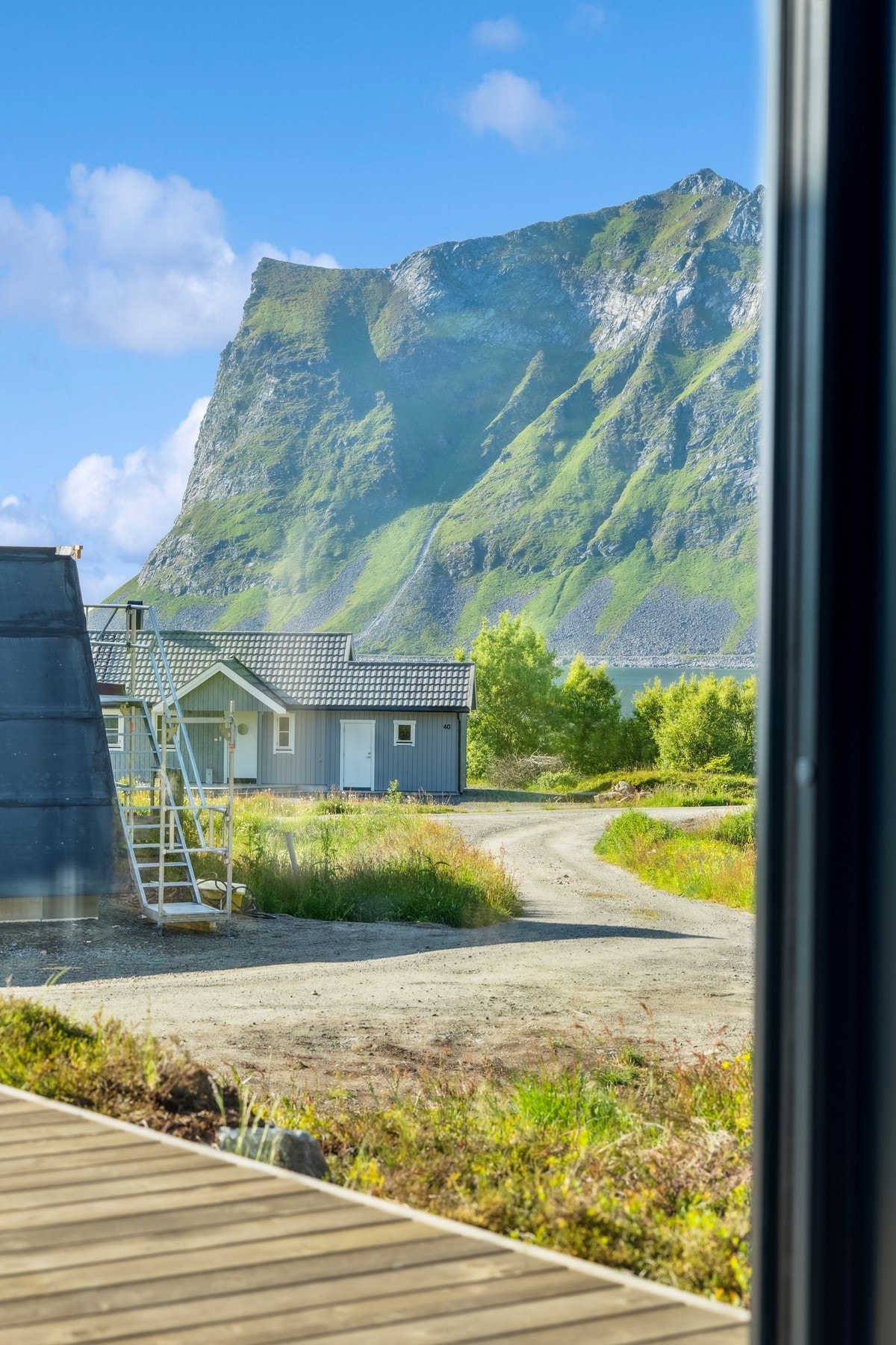 Utsikt fra vindu mot fjelltoppen ''Veggen''. Her går det også en flott tursti rundt. Galleribilde