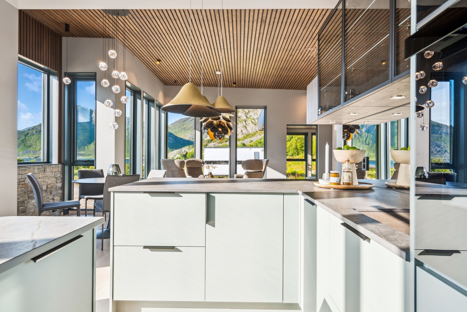 Taklampen over benkeplaten er spesialdesignert for Lofotfjellene i området. Galleribilde