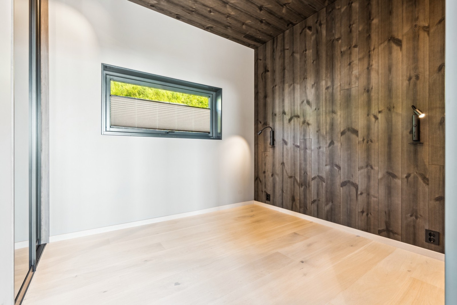 Soverom med skyvedørsgarderobe med innredning her også. Galleribilde