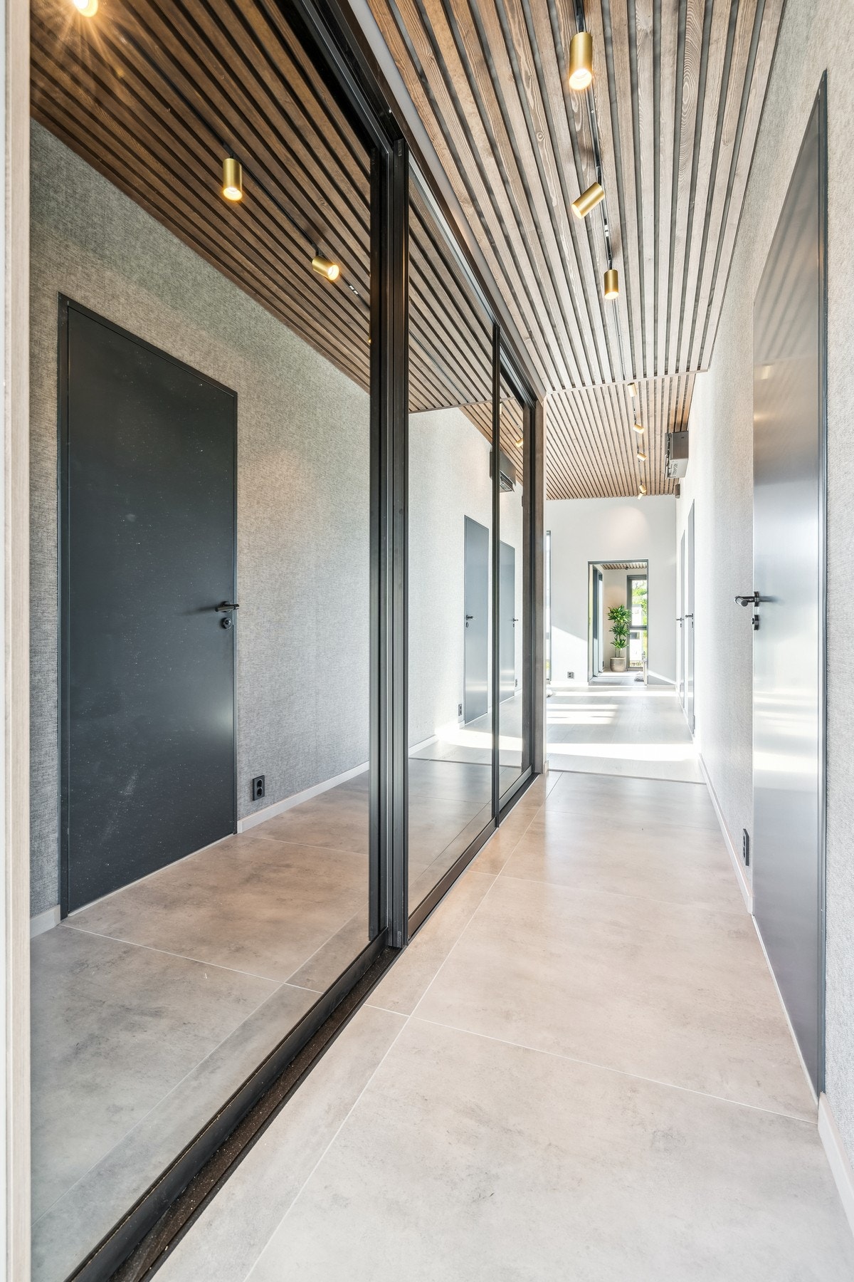 Entré med en romslig skyvedørsgarderobe for oppbevaring. Spiler og spotter i tak, varmekabler i gulv. Galleribilde