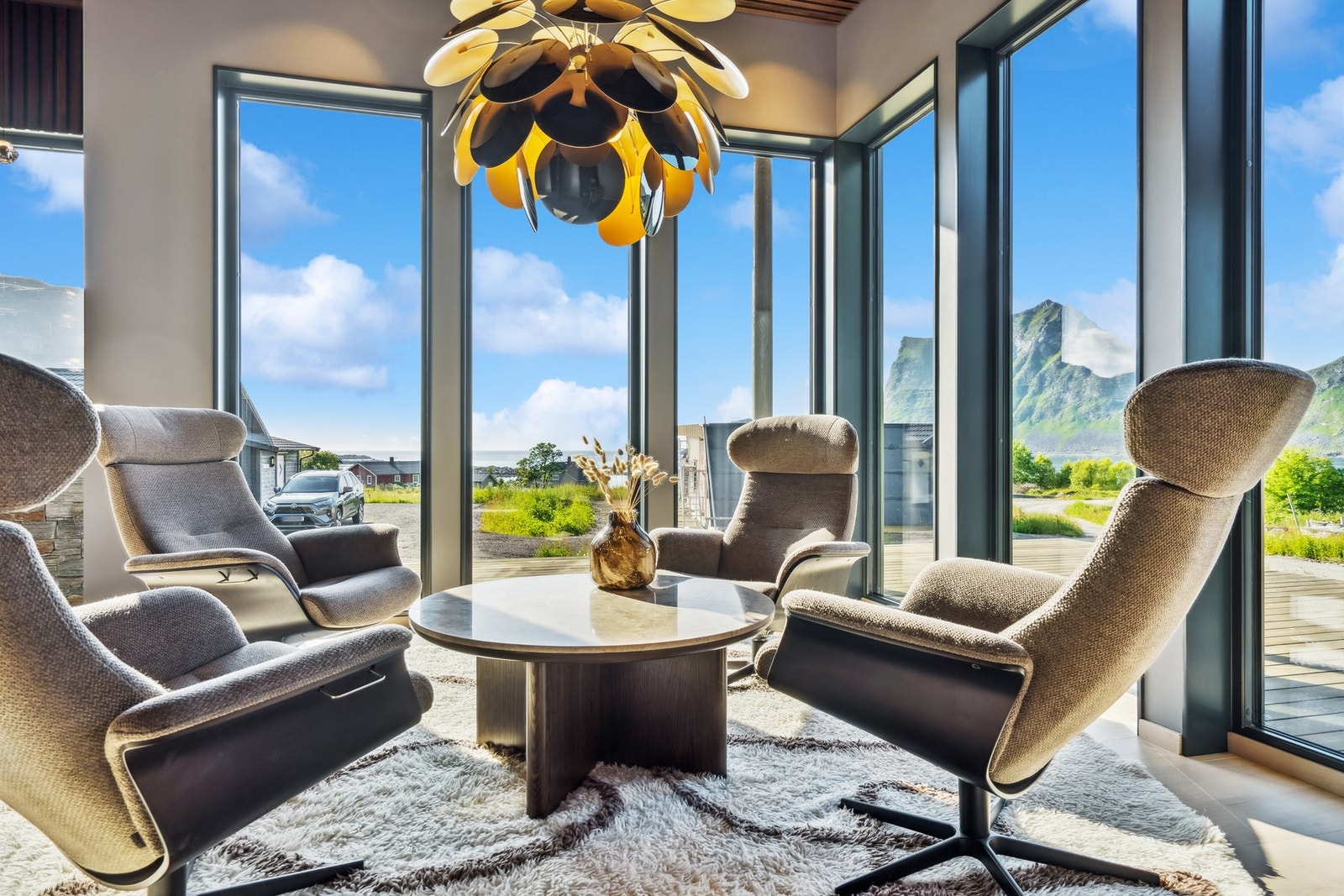 Stua har store vinduer som gjør at du kan nyte utsikten maksimalt og virkelig kan finne roen i godstolen. Galleribilde
